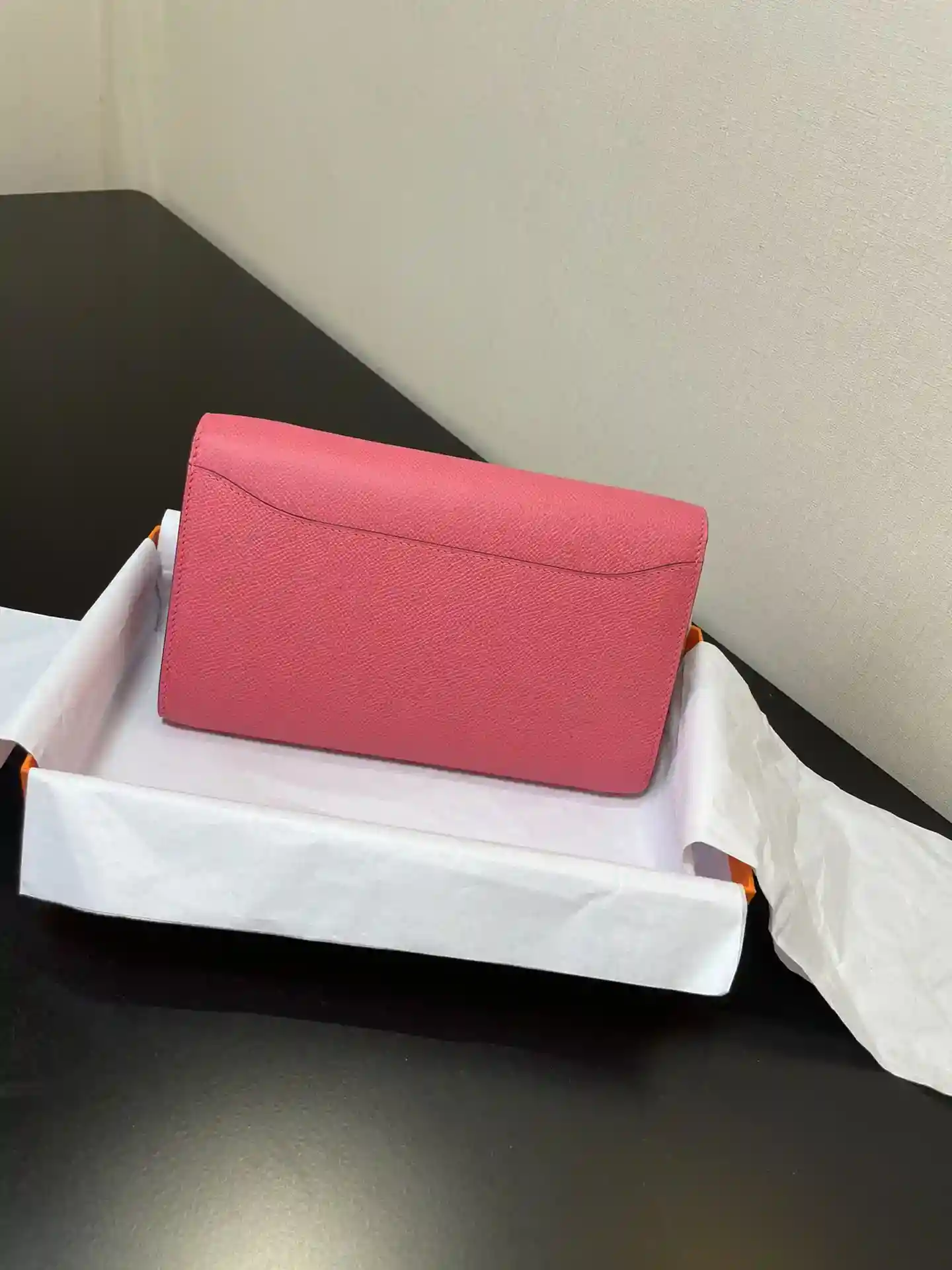 Imagem [2] - Mala a tiracolo Hermès Constance to go Pormenor Cor rosa batom Fivela dourada Couro epsom (Dimensões: C 20,5 x L 13 x A 2 cm) Hermès 𝙃𝙚𝙧𝙢𝙚