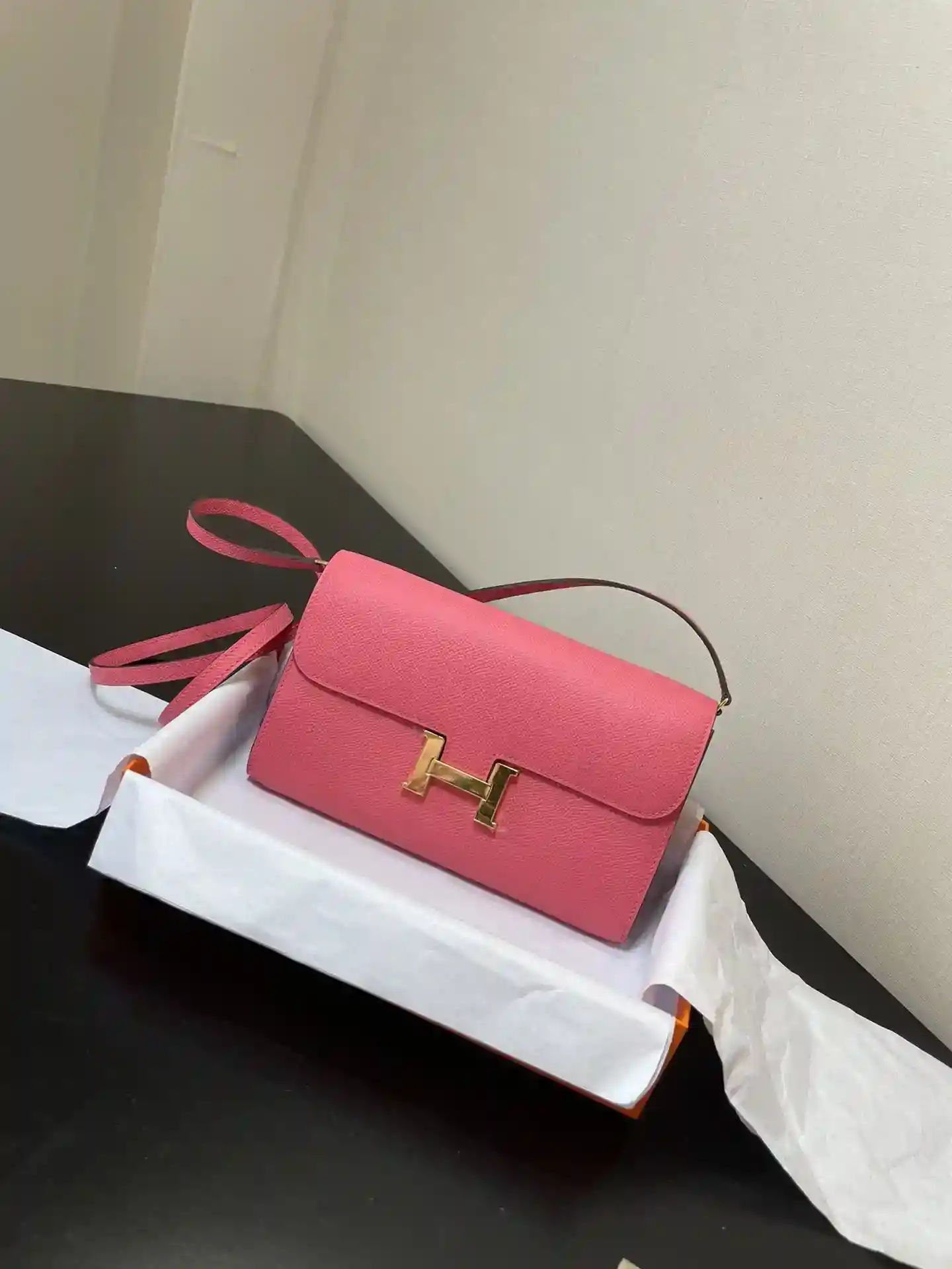 Imagem [6] - Hermès Constance to go crossbody bag Pormenor Cor Batom rosa Fivela dourada Couro epsom (Dimensões: C 20,5 x L 13 x Espessura 2 cm) Hermès 𝙃𝙚𝙧𝙢𝙚