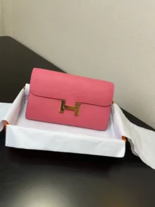 Bolsa a tiracolo Hermès Constance to go Detalhe Cor batom rosa ouro fivela couro epsom (Dimensões: C 20,5 x L 13 x A 2 cm) Hermès 𝙃𝙚𝙧𝙢𝙚