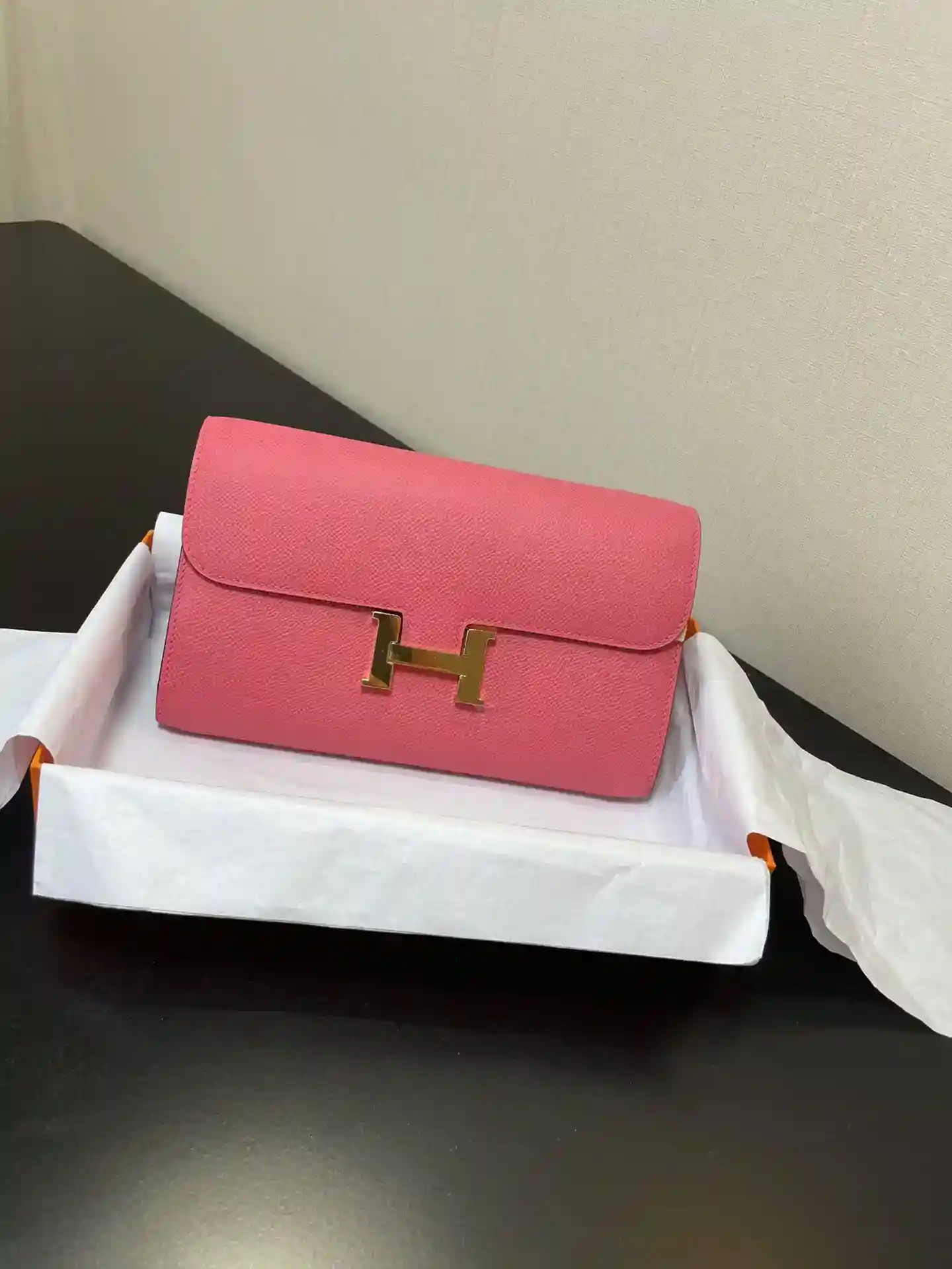 Bolsa a tiracolo Hermès Constance to go Detalhe Cor batom rosa ouro fivela couro epsom (Dimensões: C 20,5 x L 13 x A 2 cm) Hermès 𝙃𝙚𝙧𝙢𝙚