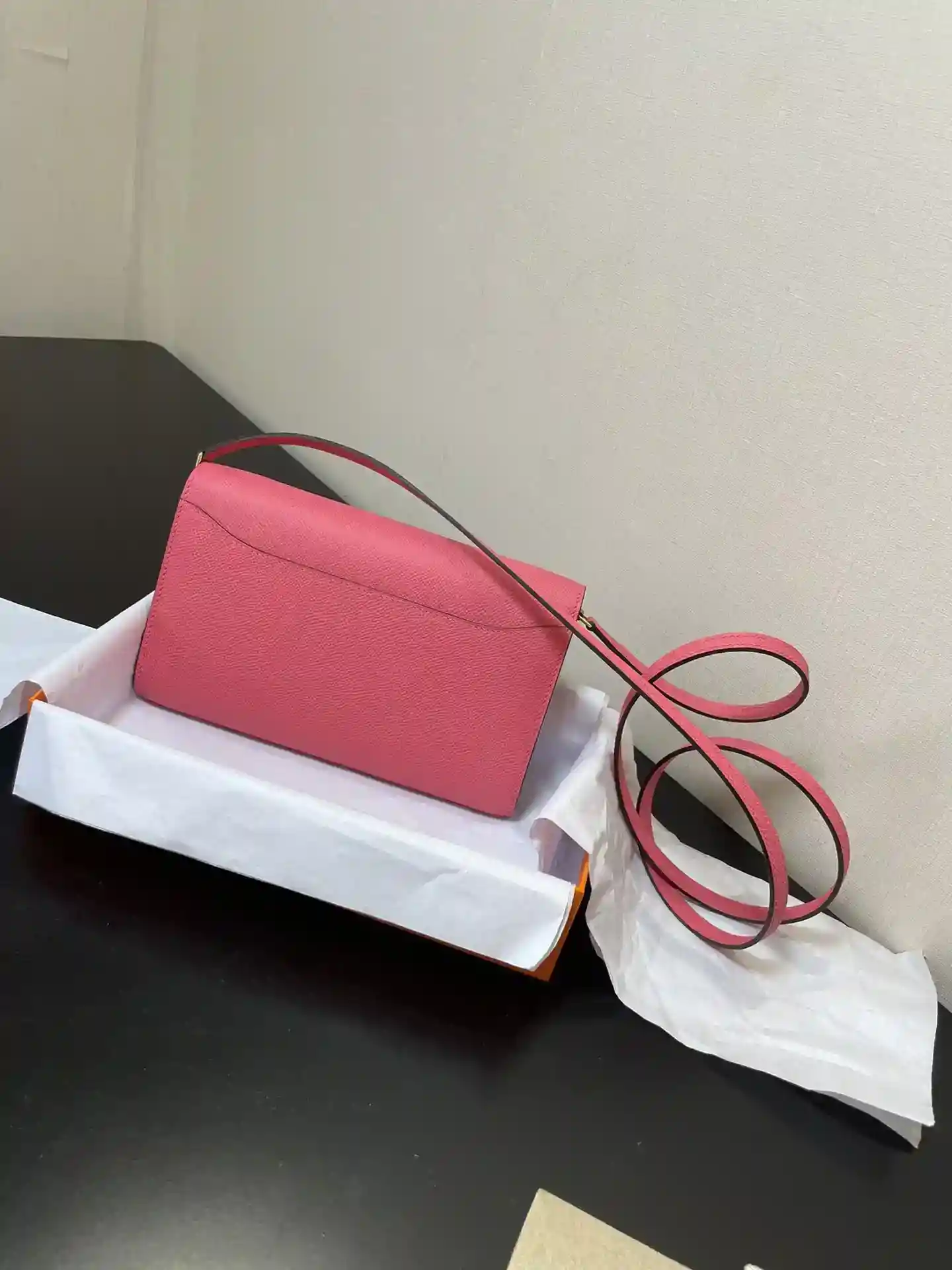 Imagen [7]-Hermès Constance to go bolso crossbody Detalle Color Rosa Lipstick Hebilla dorada Piel epsom (Dimensiones: L 20,5 x An 13 x Grueso 2 cm) Hermès 𝙃𝙚𝙧𝙢𝙚