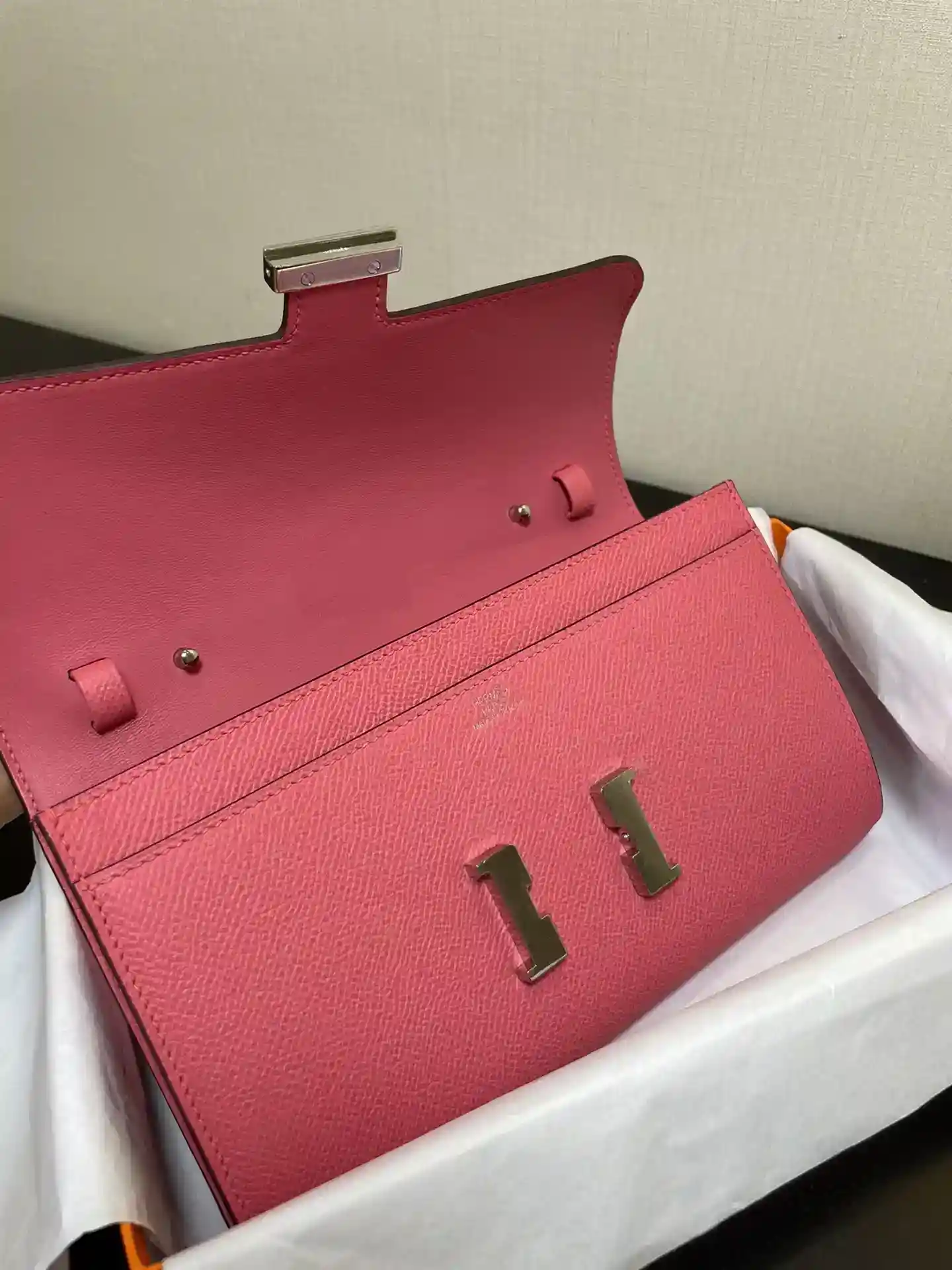 Imagem [3] - Hermès Constance to go crossbody bag Pormenor Cor Rosa batom Fivela prateada Couro epsom (Dimensões: C 20,5 x L 13 x A 2 cm) Hermès 𝙃𝙚𝙧𝙢𝙚