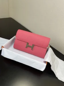 Saco a tiracolo Hermès Constance to go Pormenor Cor rosa batom Fivela prateada Couro epsom (Dimensões: C 20,5 x L 13 x A 2 cm) Hermès 𝙃𝙚𝙧𝙢𝙚