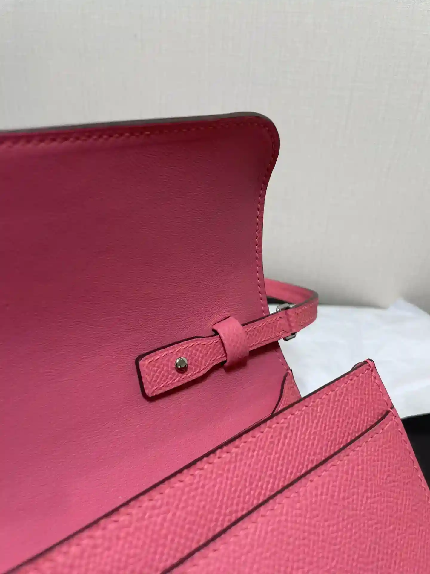 Imagem [8]-Saco a tiracolo Hermès Constance to go Pormenor Cor rosa batom Fivela prateada Couro epsom (Dimensões: C 20,5 x L 13 x Espessura 2 cm) Hermès 𝙃𝙚𝙧𝙢𝙚