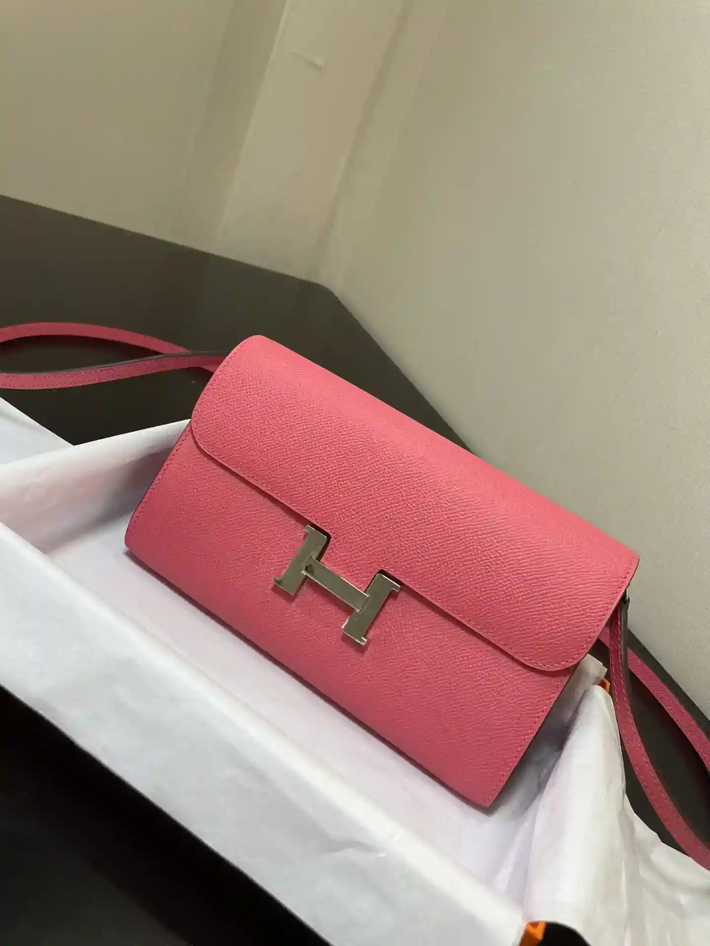 Imagem [6] - Hermès Constance to go crossbody bag Pormenor Cor Rosa batom Fivela prateada Couro epsom (Dimensões: C 20,5 x L 13 x A 2 cm) Hermès 𝙃𝙚𝙧𝙢𝙚