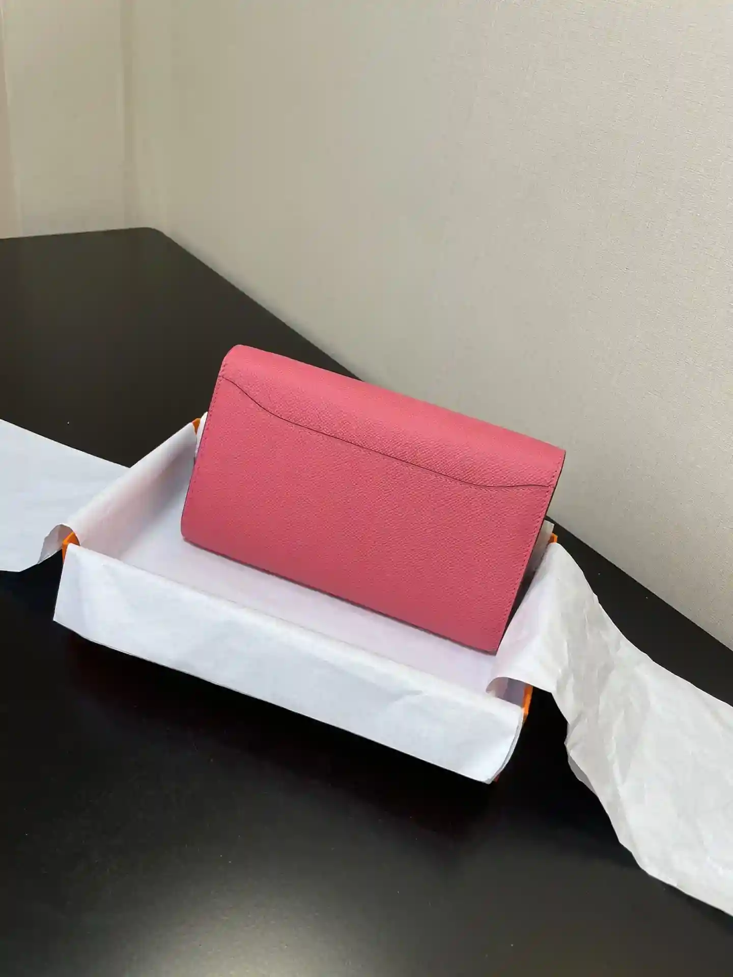 Imagem [2] - Hermès Constance to go crossbody bag Pormenor Cor Rosa batom Fivela prateada Couro epsom (Dimensões: C 20,5 x L 13 x A 2 cm) Hermès 𝙃𝙚𝙧𝙢𝙚