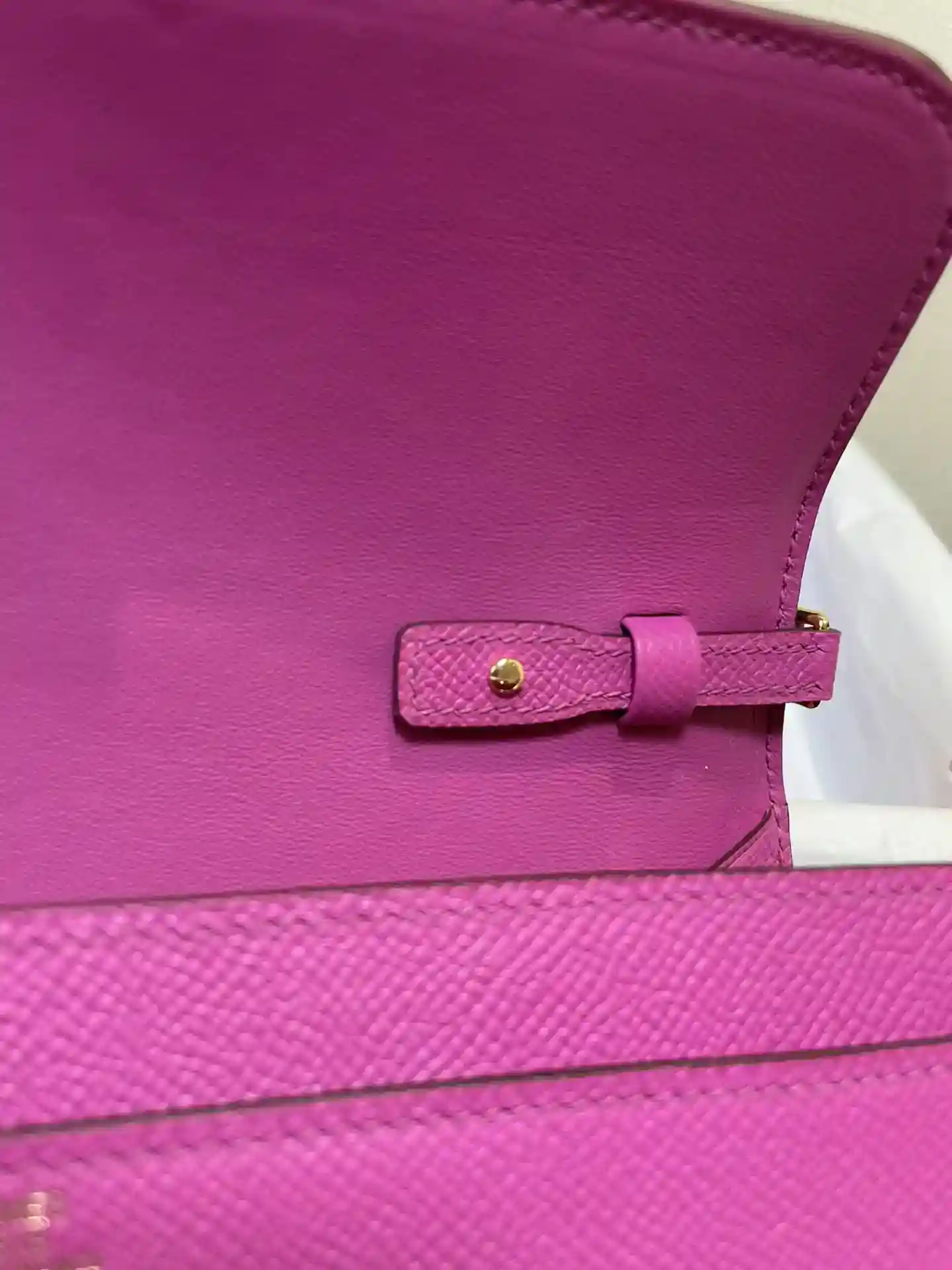 Imagen [9]-Bolso cruzado Hermès Constance to go Detalle Color Rosa magnolia Hebilla dorada Piel epsom (Dimensiones: L 20,5 x A 13 x Th 2 cm) Hermès 𝙃𝙚𝙧𝙢𝙚 