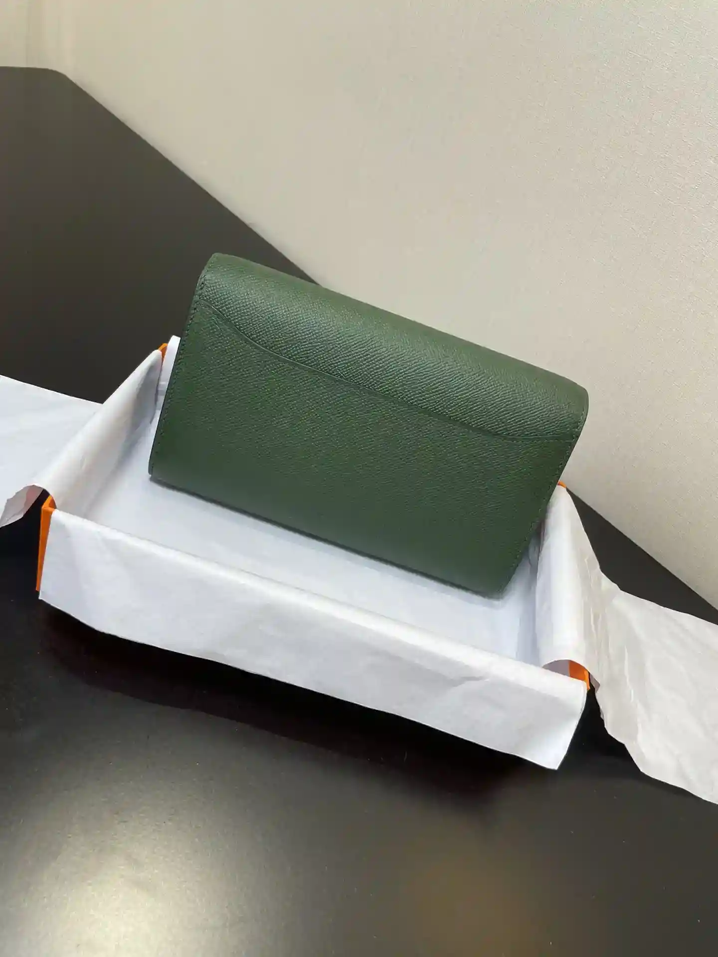 Imagem [2]-Saco de tiracolo Hermès Constance to go Pormenor Cor Verde selva Fivela dourada Couro epsom (Dimensões: C 20,5 x L 13 x Espessura 2 cm) Hermès 𝙃𝙚𝙧𝙢𝙚