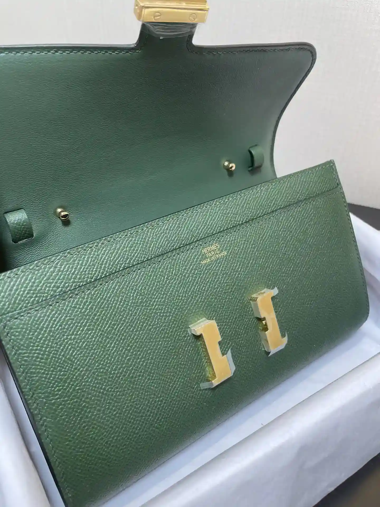 Imagem [3]-Saco a tiracolo Hermès Constance to go Pormenor Cor Verde selva Fivela dourada Couro epsom (Dimensões: C 20,5 x L 13 x Espessura 2 cm) Hermès 𝙃𝙚𝙧𝙢𝙚