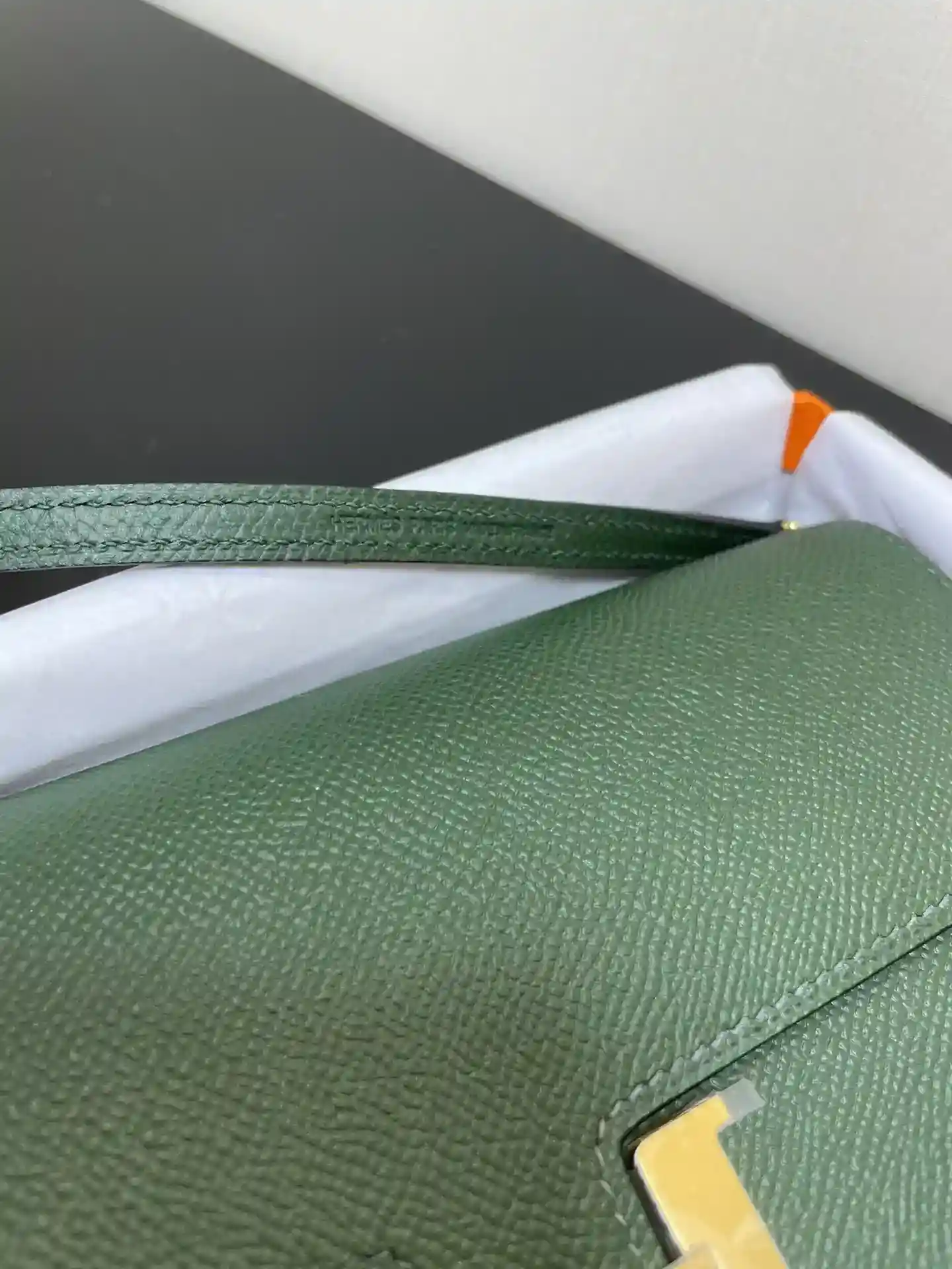 Imagem [8]-Saco a tiracolo Hermès Constance to go Pormenor Cor Verde selva Fivela dourada Couro epsom (Dimensões: C 20,5 x L 13 x Espessura 2 cm) Hermès 𝙃𝙚𝙧𝙢𝙚