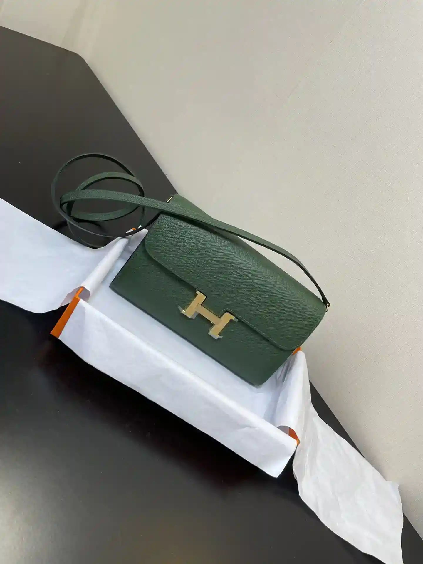 画像[6]-Hermès Constance to go クロスボディバッグ 詳細 カラー ジャングルグリーン ゴールドバックル レザーエプソン (寸法: 長さ20.5 x 幅13 x 厚さ2 cm) Hermès𝙊𝙢𝙪𝙚