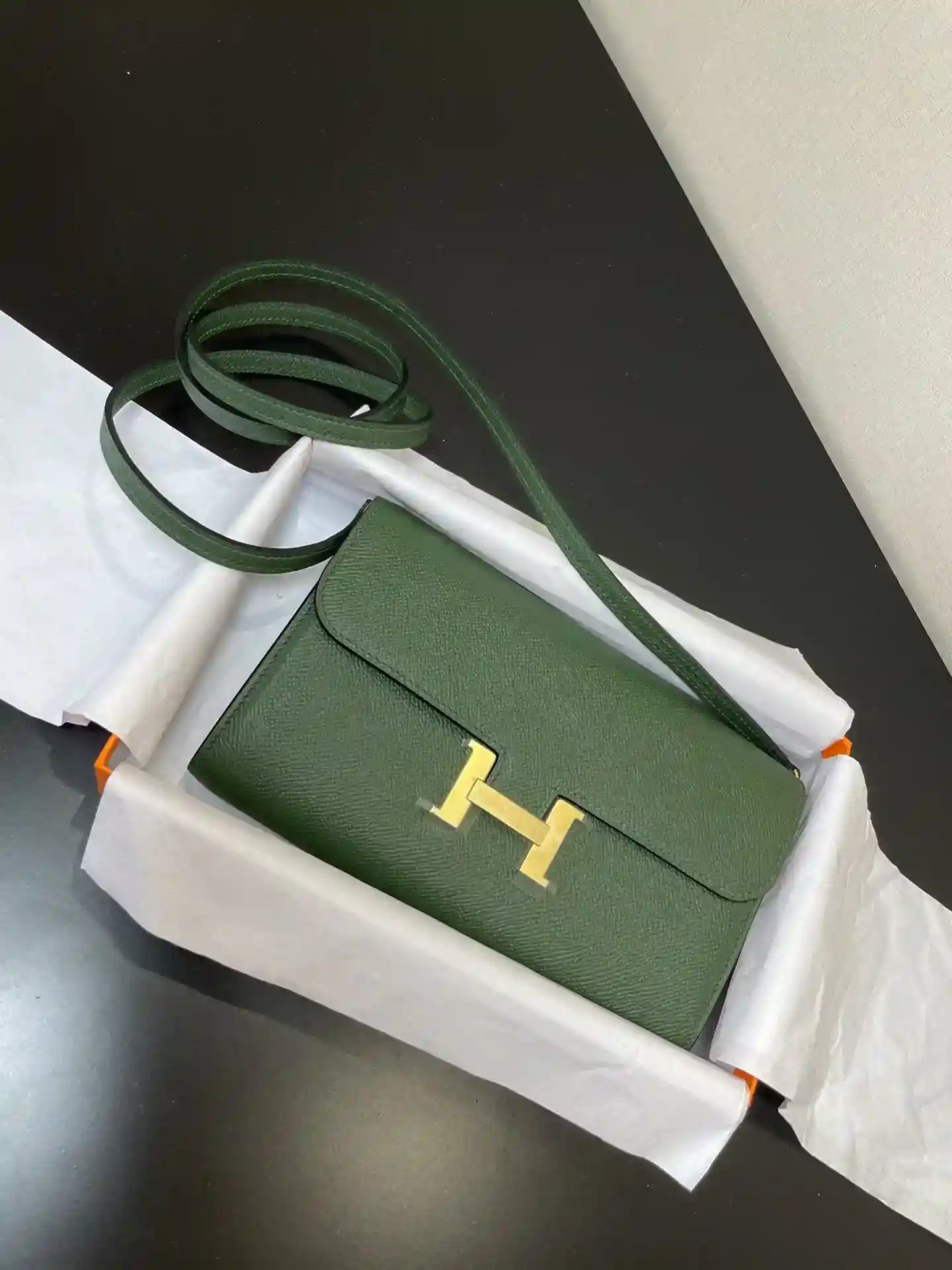 画像[9]-Hermès Constance to go クロスボディバッグ 詳細 カラー ジャングルグリーン ゴールドバックル レザーエプソン (寸法：長さ20.5×幅13×厚さ2cm) Hermès𝙊𝙢𝙪𝙚