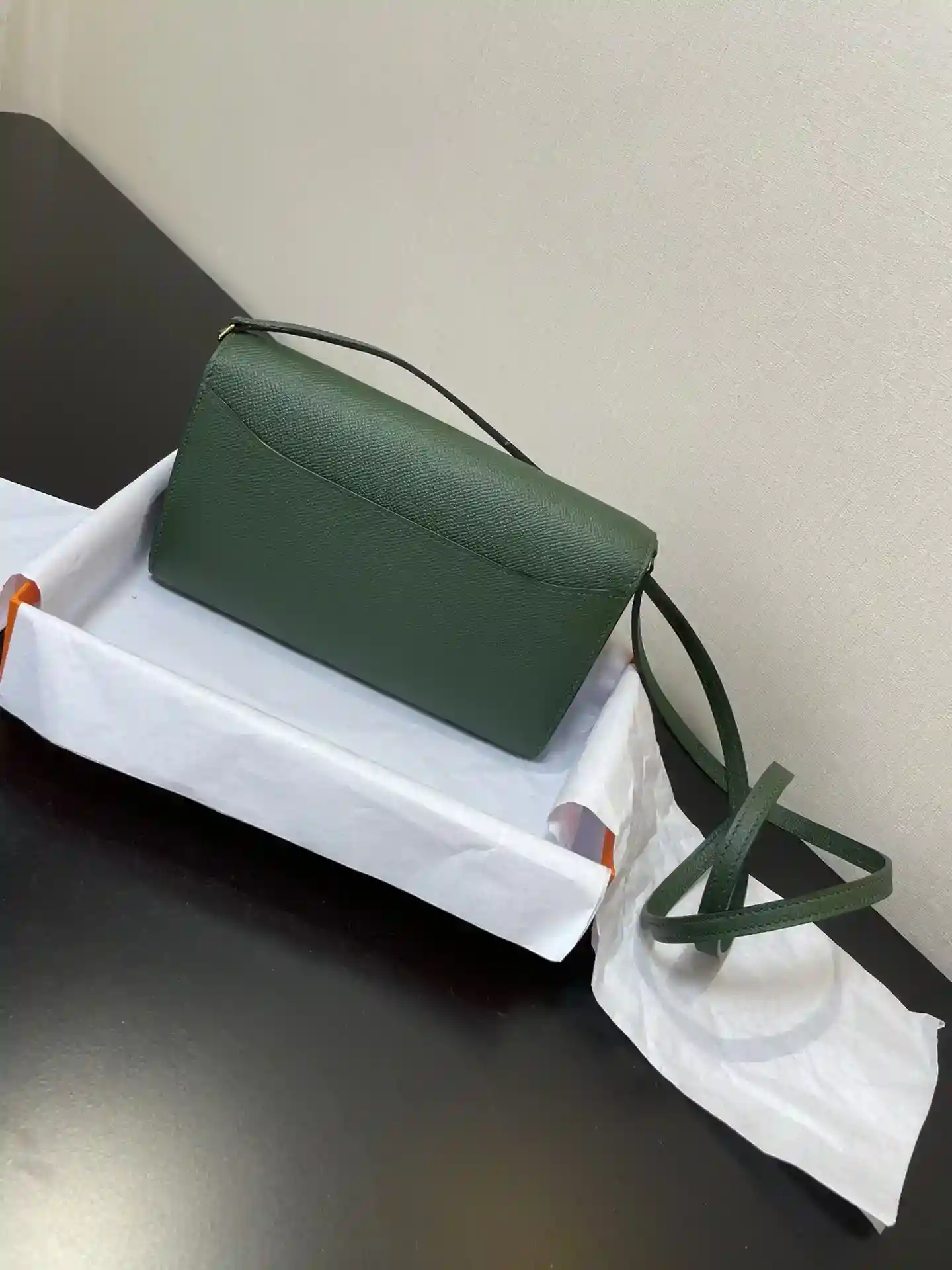 Imagem [7]-Saco a tiracolo Hermès Constance to go Pormenor Cor Verde selva Fivela dourada Couro epsom (Dimensões: C 20,5 x L 13 x Espessura 2 cm) Hermès 𝙃𝙚𝙧𝙢𝙚