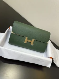 Hermès Constance to go crossbody bag Detail Colour jungle green gold buckle leather epsom (Dimensions : L 20.5 x L 13 x P 2 cm) Hermès 𝙃𝙚𝙧𝙢𝙚