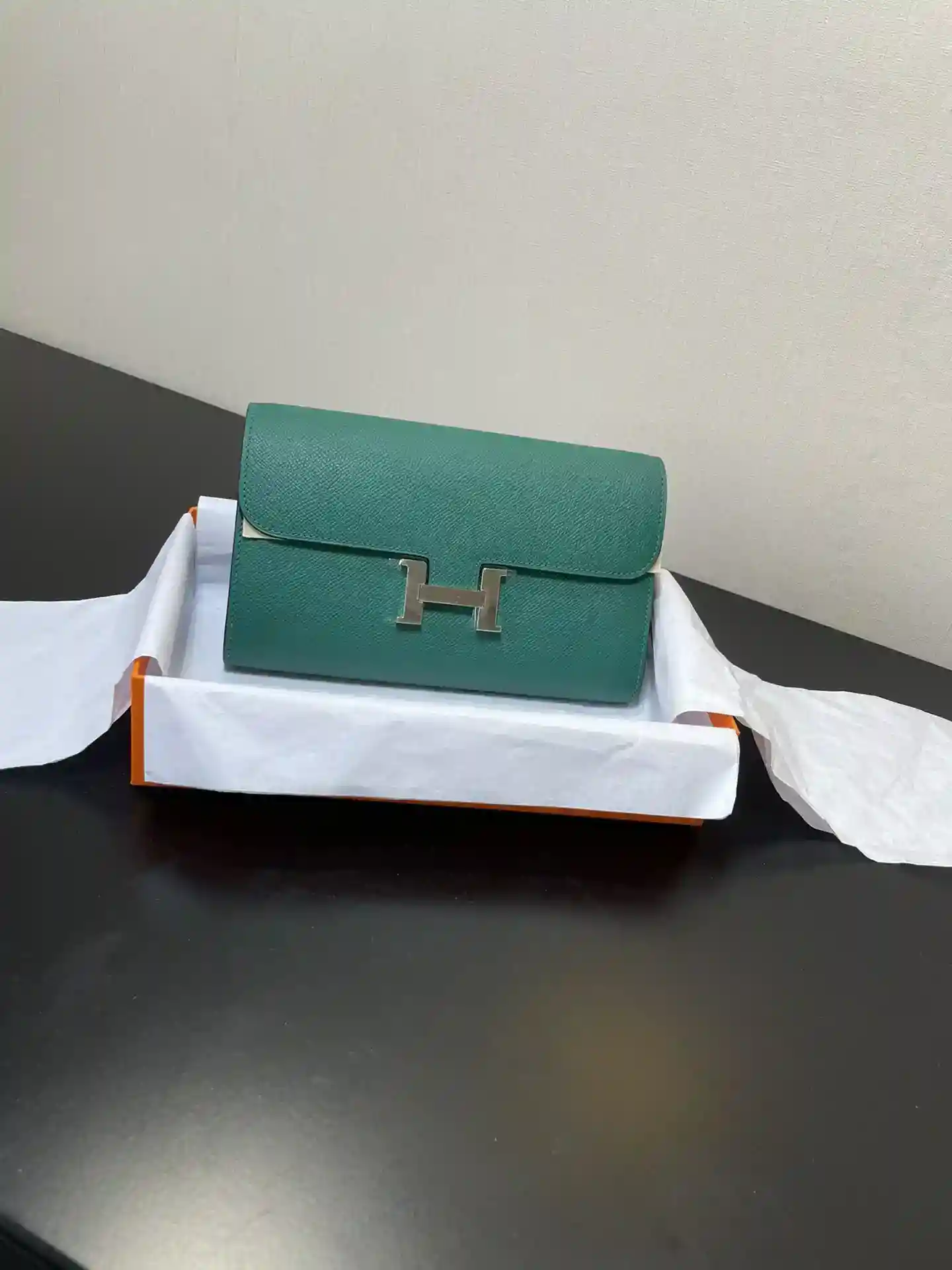 Bolsa a tiracolo Hermes Constance to go Detalhe Cor verde escuro com fivela prateada Couro epsom (Dimensões: C 20,5 x L 13 x A 2 cm) Hermes 𝙃𝙚𝙧𝙢𝙚