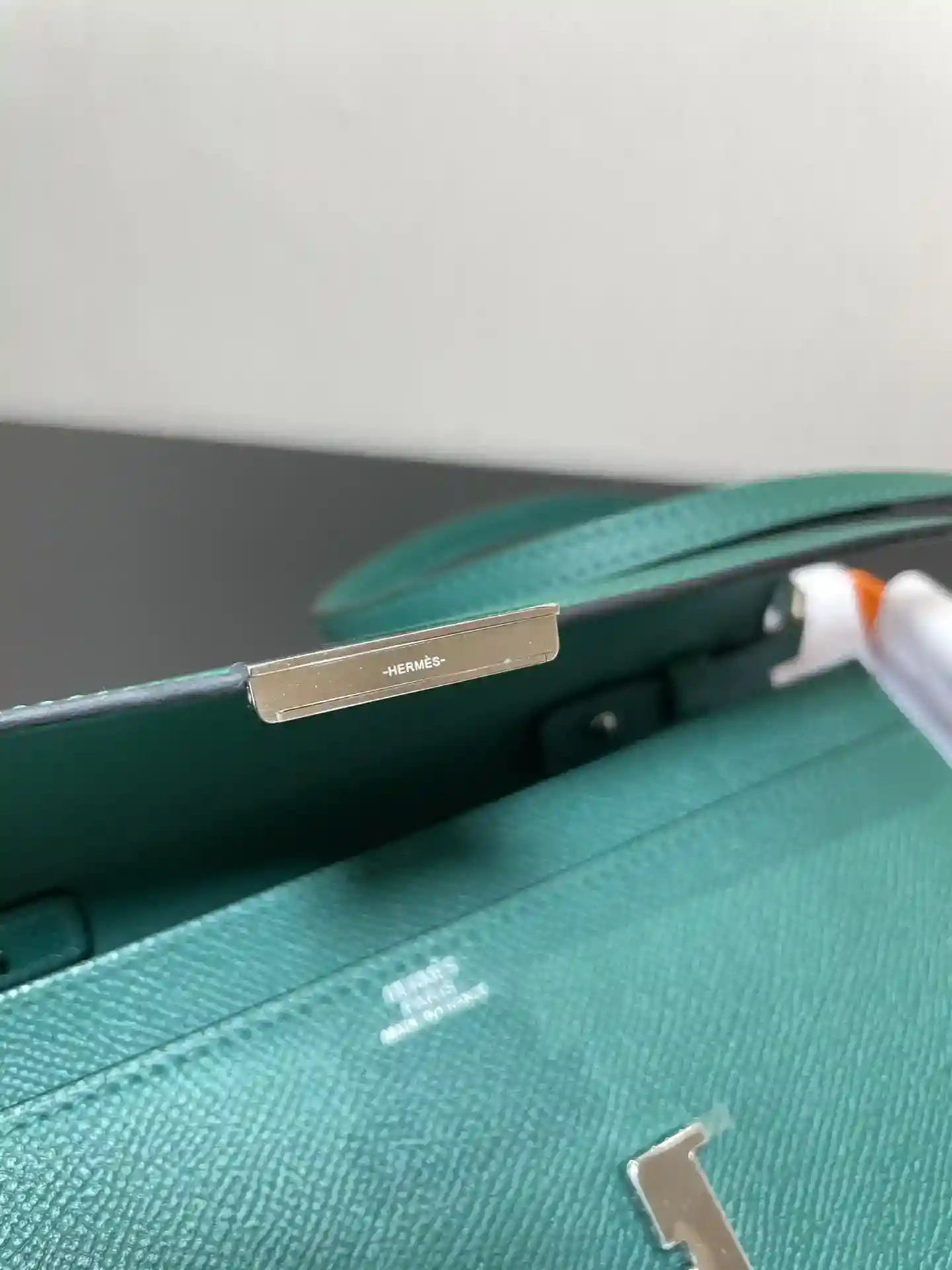 Image [9] - Hermès Constance to go crossbody bag Detail Colour dark green with silver buckle Leather epsom (Dimensions : L 20.5 x W 13 x Th 2 cm) Hermès 𝙃𝙚𝙧𝙢𝙚