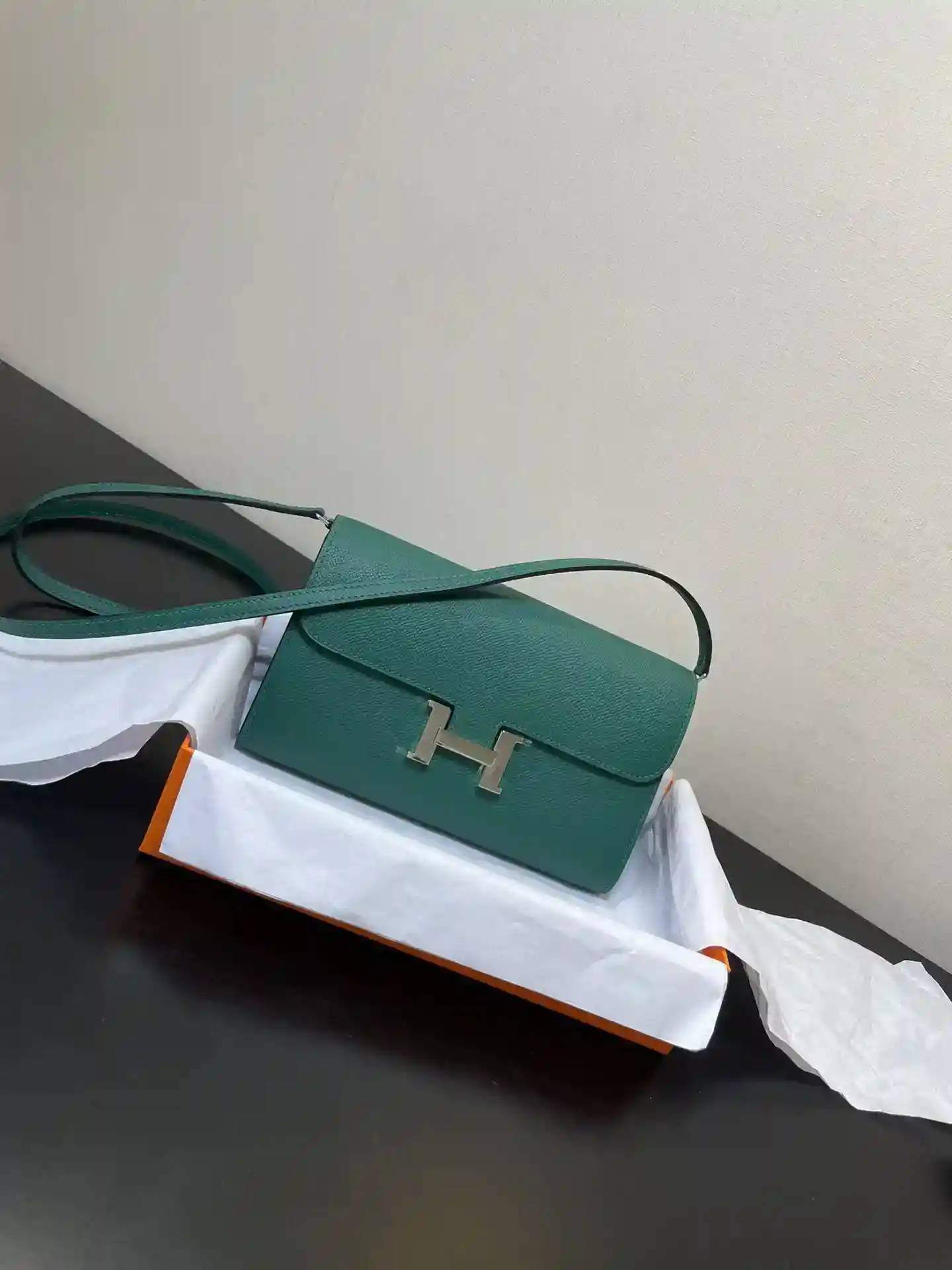 Imagem [6] - Saco a tiracolo Hermès Constance to go Pormenor Cor verde escuro com fivela prateada Couro epsom (Dimensões: C 20,5 x L 13 x A 2 cm) Hermès 𝙃𝙚𝙧𝙢𝙚