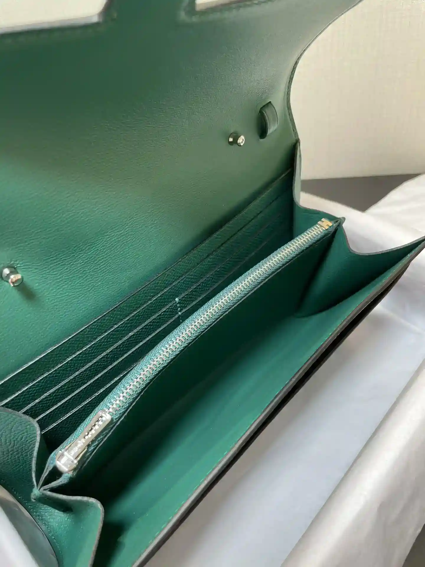 Image [4] - Hermès Constance to go crossbody bag Detail Colour dark green with silver buckle Leather epsom (Dimensions : L 20.5 x W 13 x Th 2 cm) Hermès 𝙃𝙚𝙧𝙢𝙚