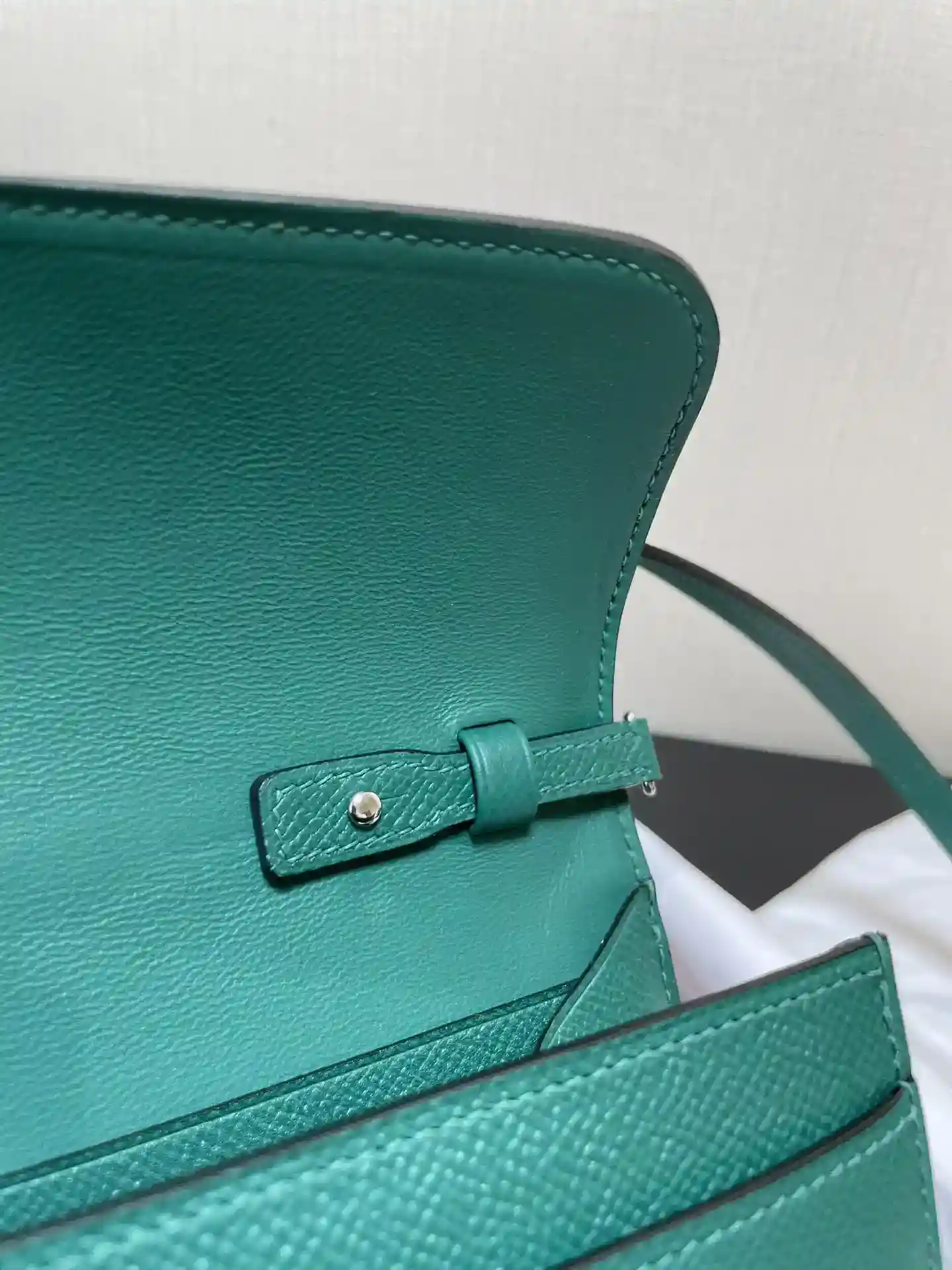 Image [8] - Hermès Constance to go crossbody bag Detail Colour dark green with silver buckle Leather epsom (Dimensions : L 20.5 x W 13 x Th 2 cm) Hermès 𝙃𝙚𝙧𝙢𝙚