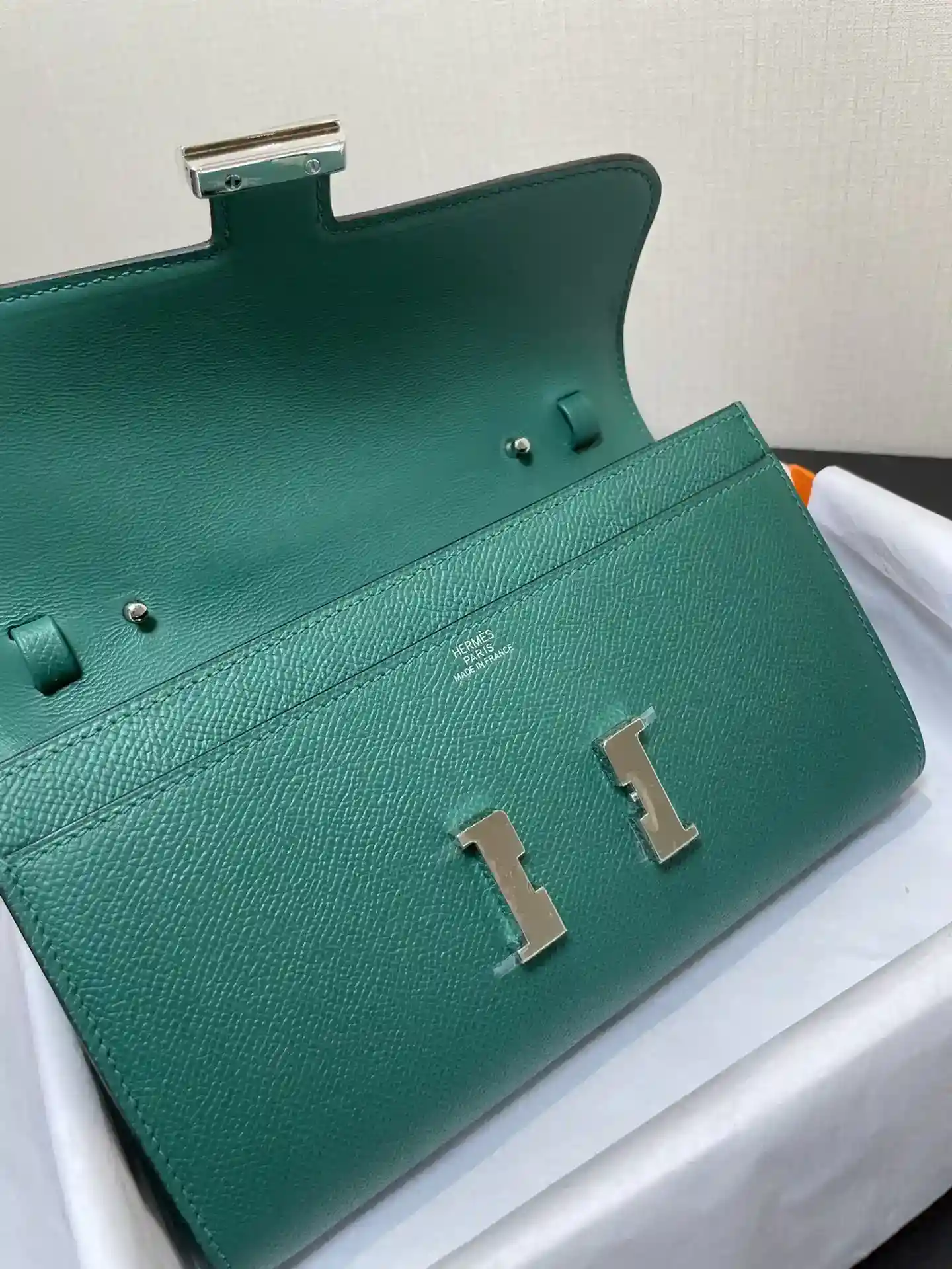 Imagem [3] - Saco a tiracolo Hermès Constance to go Pormenor Cor verde escuro com fivela prateada Couro epsom (Dimensões: C 20,5 x L 13 x A 2 cm) Hermès 𝙃𝙚𝙧𝙢𝙚