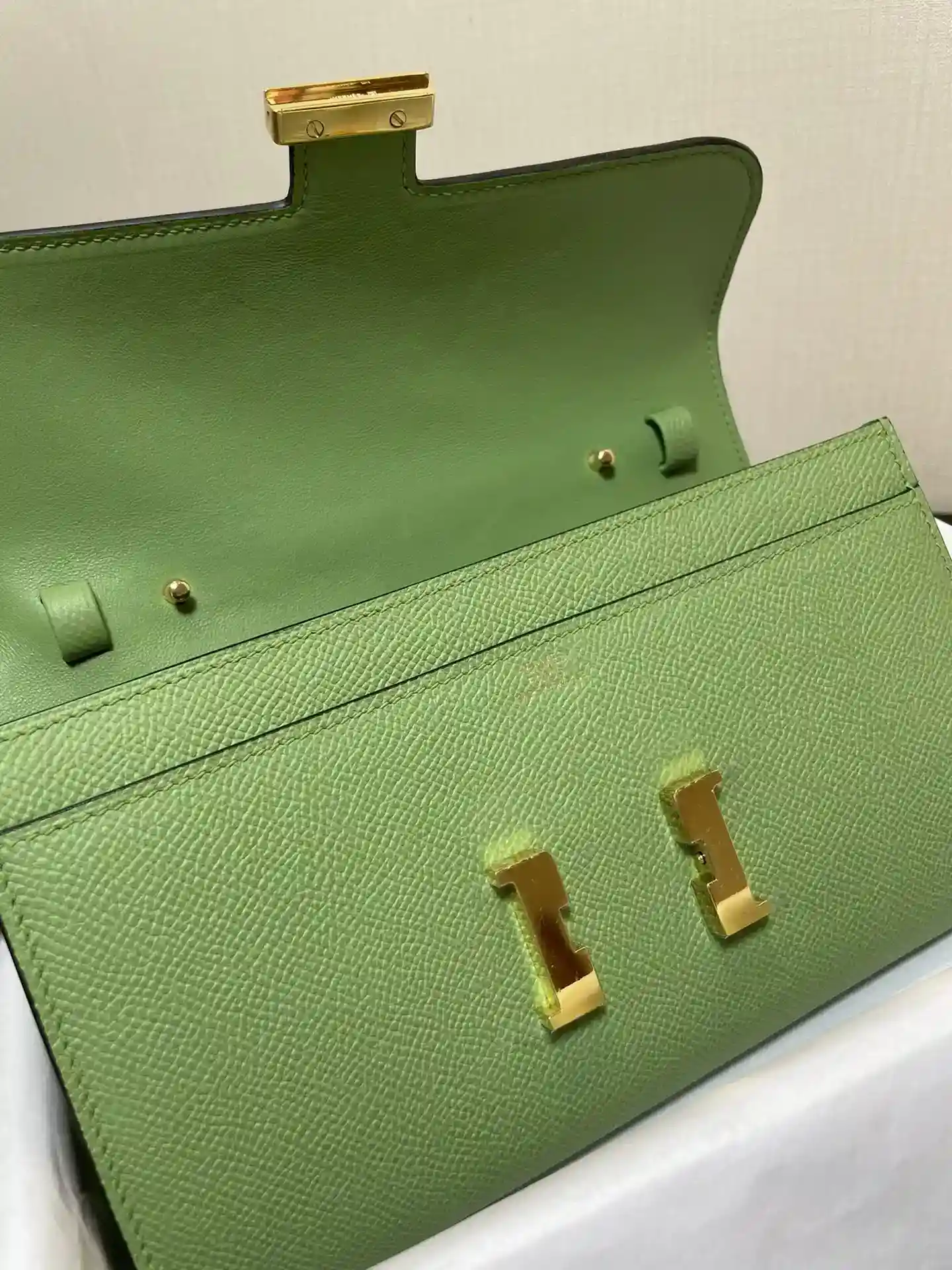 Image [3] - Hermès Constance to go crossbody bag Detail Colour avocado green gold buckle leather epsom (Dimensions : L 20.5 x W 13 x Th 2 cm) Hermès 𝙃𝙚𝙧𝙢𝙚