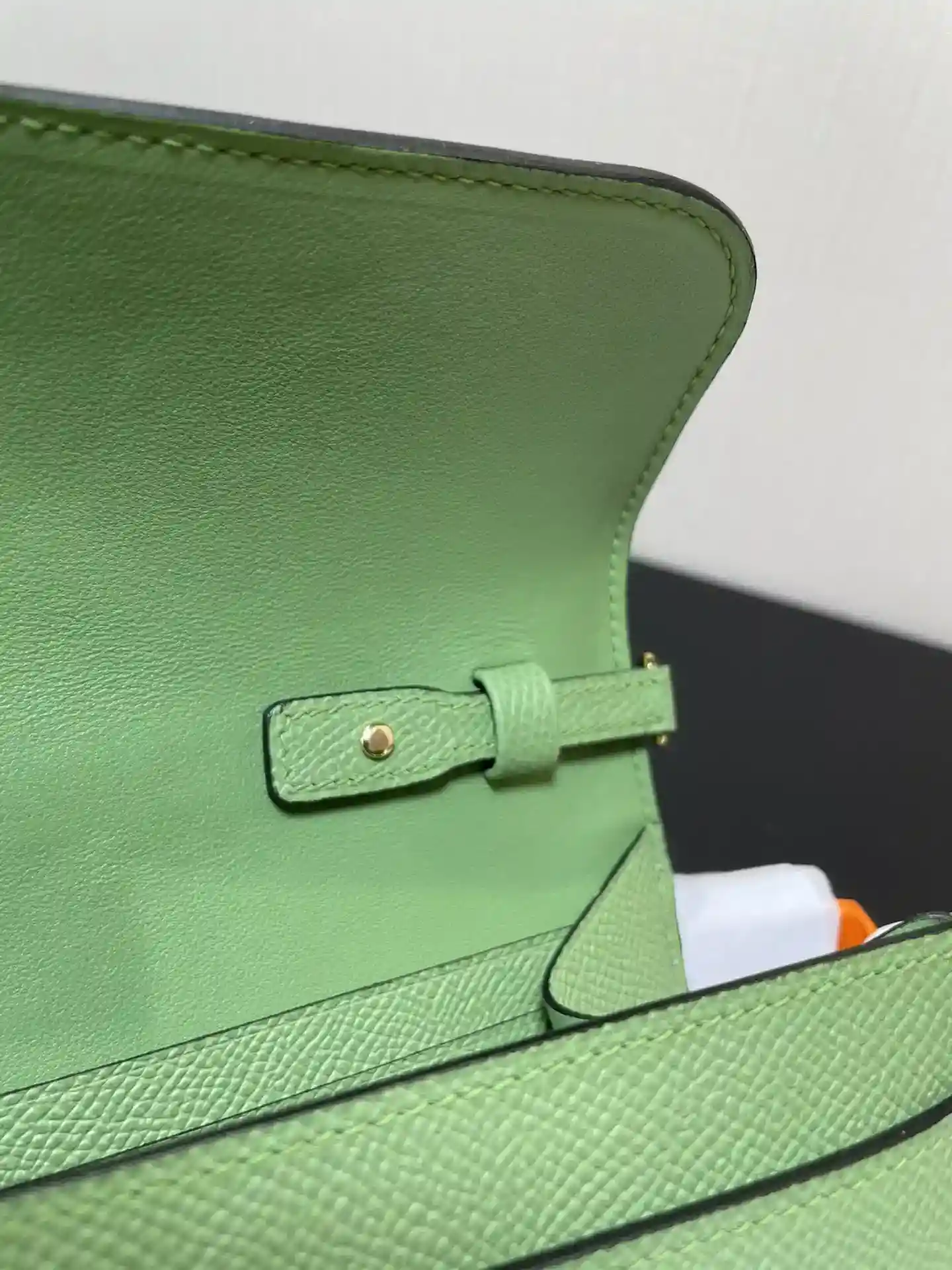 Image [8]-Hermès Constance to go crossbody bag Detail Colour Avocado green Gold buckle Leather epsom (Dimensions : L 20.5 x W 13 x Th 2 cm) Hermès 𝙃𝙚𝙧𝙢𝙚