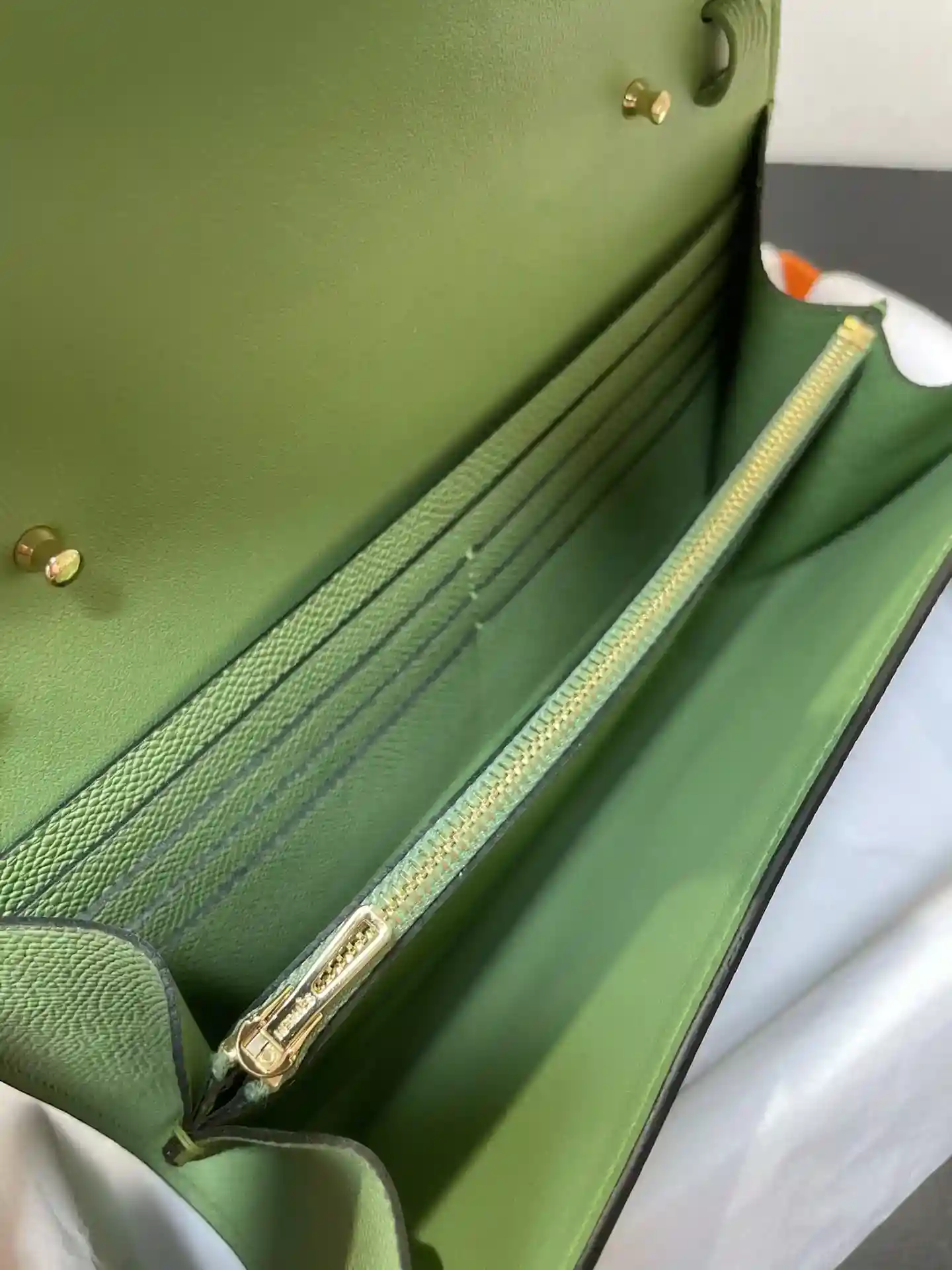 Imagem [5]-Saco de tiracolo Hermès Constance to go Pormenor Cor Verde abacate Fivela dourada Couro epsom (Dimensões: C 20,5 x L 13 x A 2 cm) Hermès 𝙃𝙚𝙧𝙢𝙚