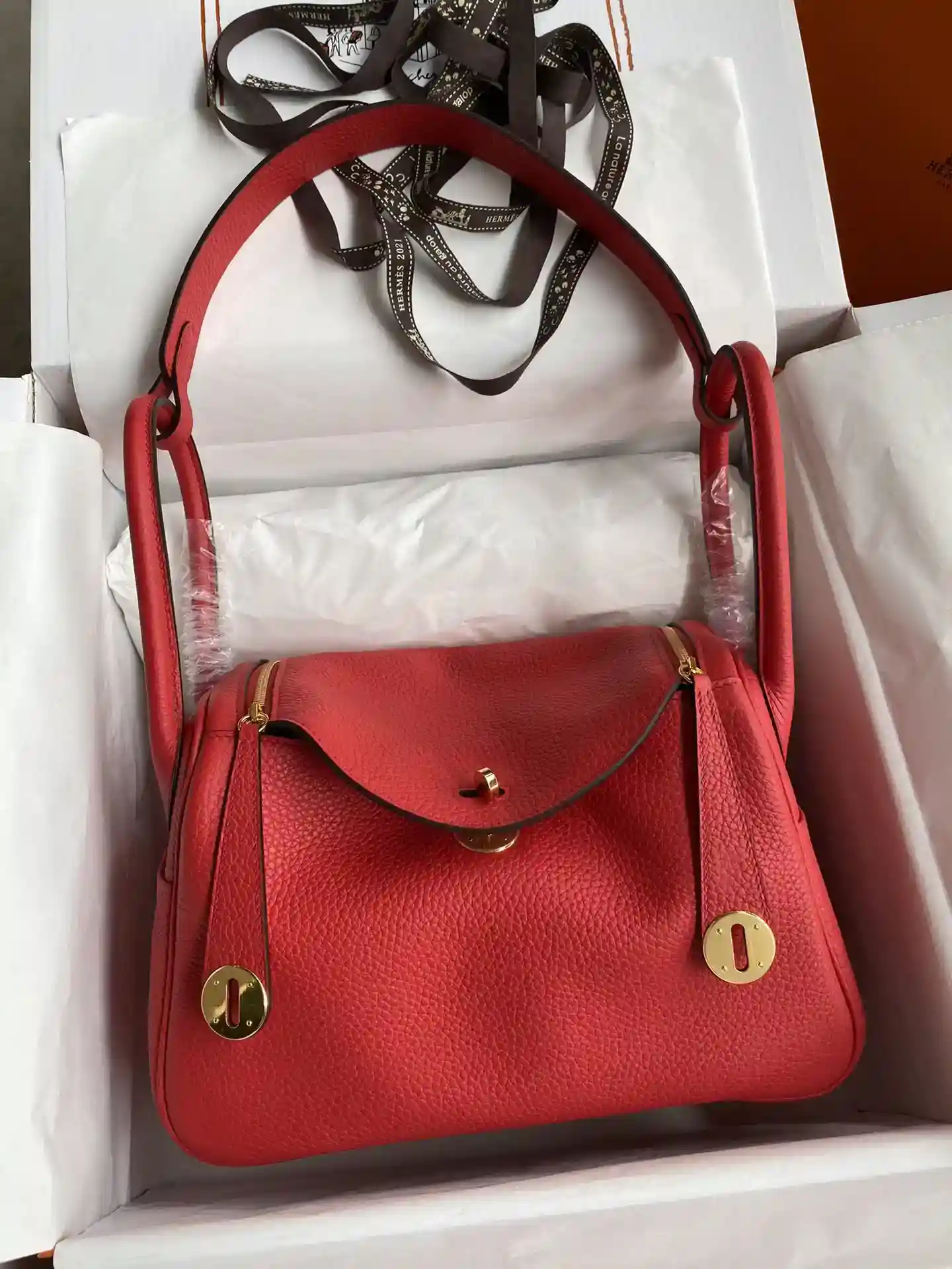 Hermes Lindy 26cm TC Couro Grande Vermelho Fivela Ouro Cera Linha Alta Bolsas Falsas