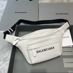 Grande BALEN París Actualizado Crossbody Bolsa de pecho Bolsa de cintura Hecho de piel de becerro importada Bolsillo delantero con cremallera Simple bolsa de doble uso Se puede utilizar como una bolsa de pecho o bolsa de cintura Simple y ligero Tamaño: longitud superior 40-longitud inferior 24-altura 18-anchura 4180406480-alta bolsa de calidad