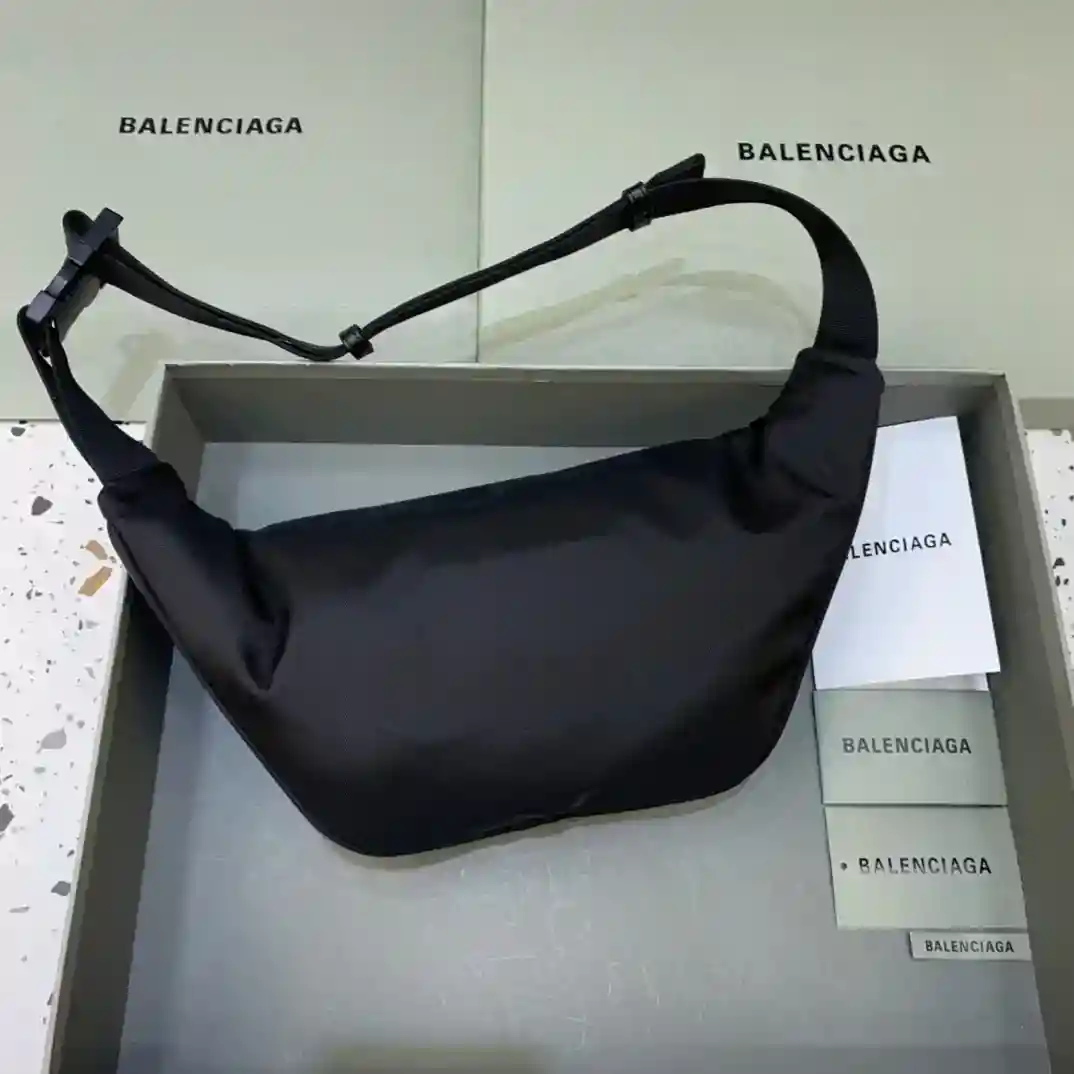 图片[2]-¥280  BALENCIAG 巴黎世家 帆布胸包腰包 简单轻便 尺寸31*7*15⚠-高仿包包