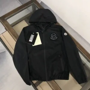 ¡P500 Moncler Moncler chaqueta Chaqueta cortavientos! La chaqueta es suave, cómoda, cortaviento, impermeable y superligera. ¡El estilo es aún más elegante con un logotipo en la cremallera y todo tipo de detalles para enfatizar la calidad! Primavera y otoño se puede usar como una chaqueta por lo general se utiliza para la forma cóncava son muy agradables! Práctico y versátil Tamaño: M-3XL-alta réplica bolsas