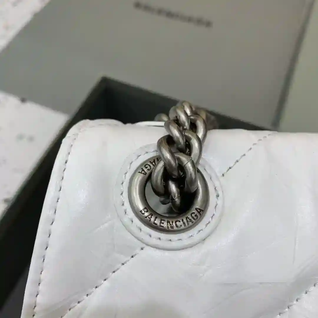 Image [6]- Medium White BALENCIAGA crush le plus parfumé sablier sac à chaîne 🛍 Le dernier Crush sac à chaîne matelassé a fait un début fort ! Hommage au classique unique forme d'arc iconique modélisation hautement reconnaissable à un coup d'œil laisser une personne brillante ah briser la forme de sac rigide traditionnelle Cuir doux Capacité multicouche Bretelles peuvent être commutés à volonté épaule crossbody méthode dos atmosphère décontractée style bienvenue lai 🉑 pas divisé en hommes et femmes marée polyvalence Sœurs se dépêcher de se précipiter ! Taille moyenne : bas longueur 31xhaut 20xlargeur 12cm-haut réplique sacs à main.