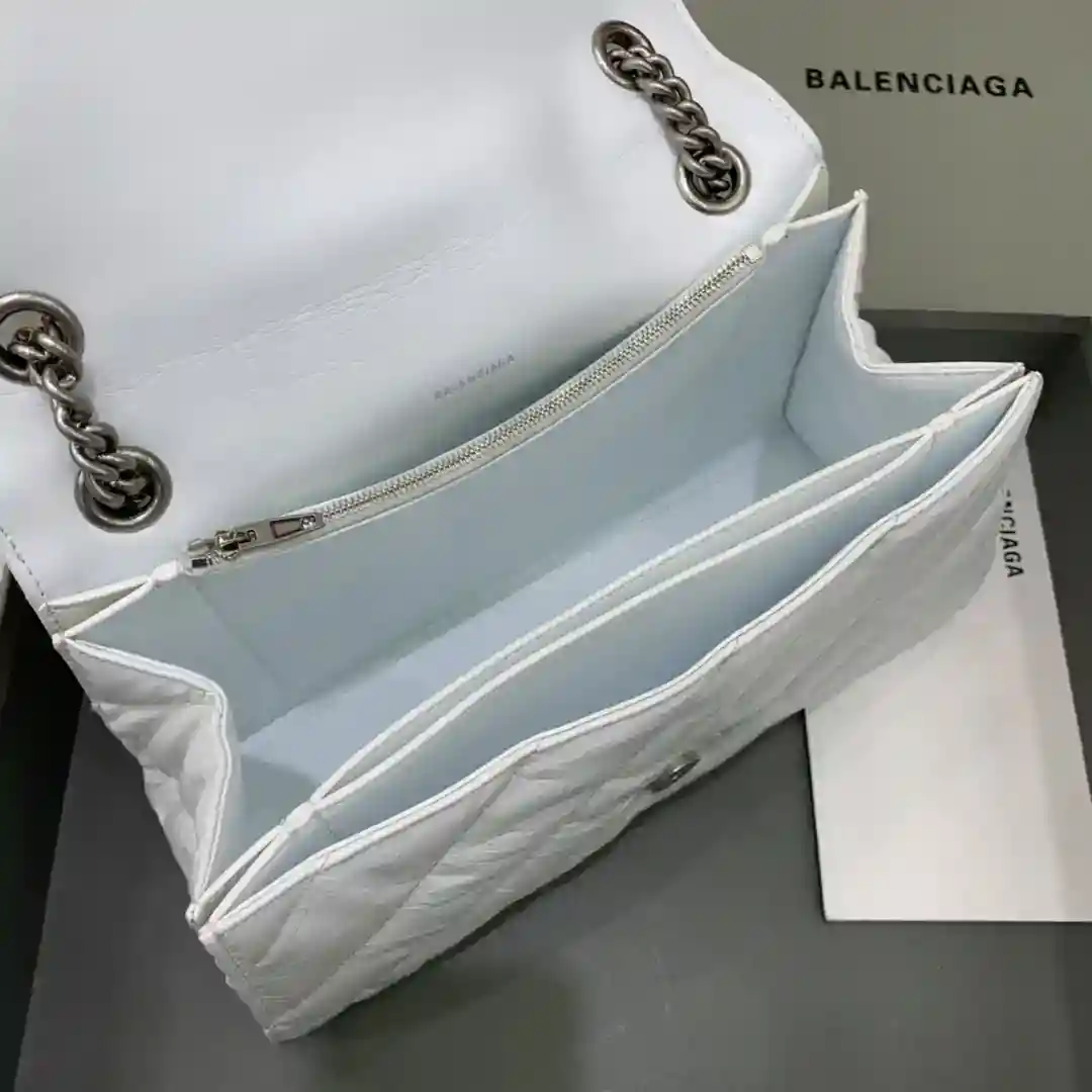 Image [7] - Medium White BALENCIAGA crush most fragrant hourglass chain bag 🛍 The latest Crush quilted chain bag strong debut! Tribute to the classic unique iconic arc shape modeling highly recognizable at a glance let a person bright ah break the traditional stiff bag type Leather soft Multi-layer capacity Shoulder straps can be switched at will shoulder crossbody back method casual atmosphere style welcome lai 🉑 not divided into men and women Tide versatility Sisters hurry to rush! Medium size: bottom length 31xhigh 20xwidth 12cm-high replica handbags