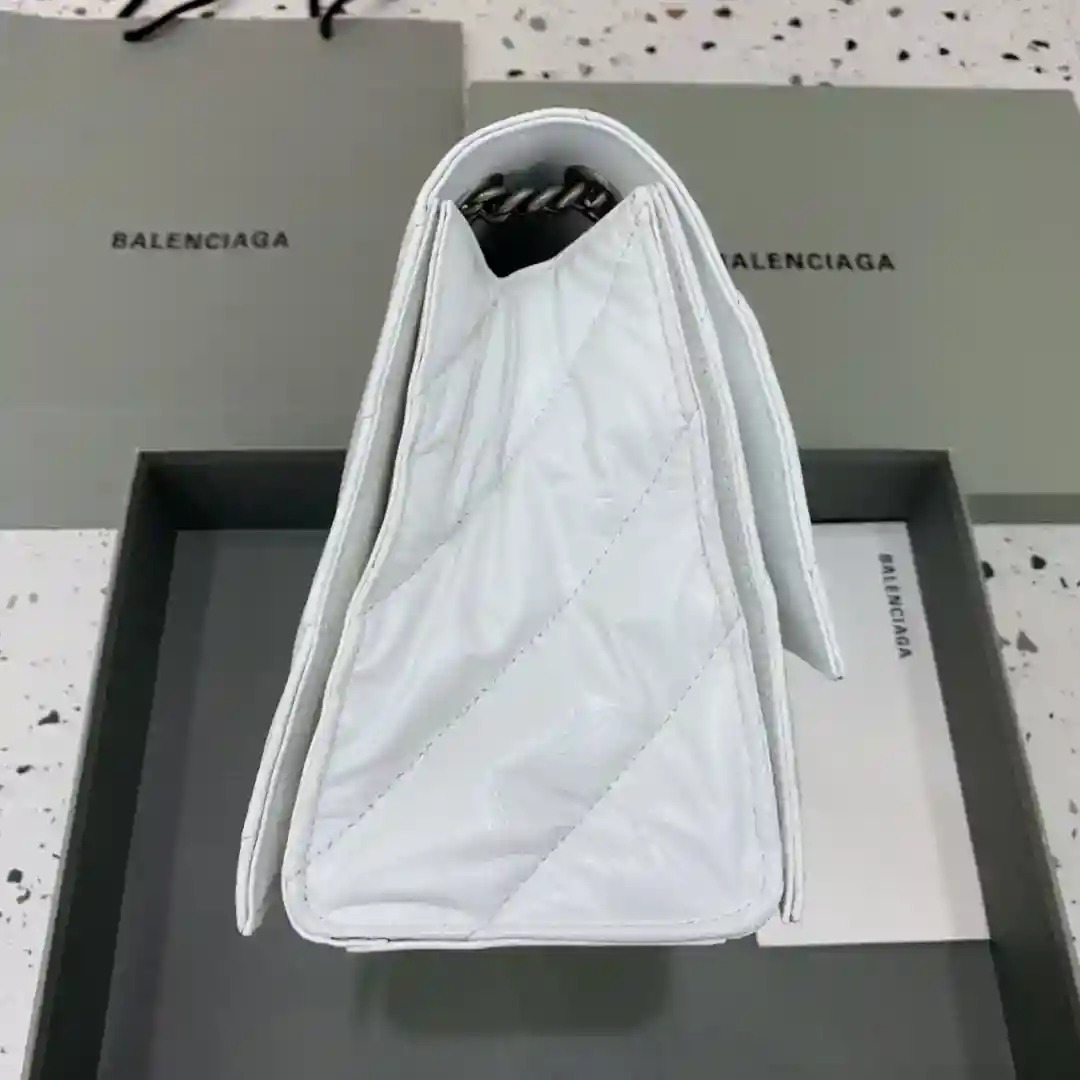 Image [3] - Medium White BALENCIAGA crush le plus parfumé sablier sac à chaîne 🛍 Le dernier Crush sac à chaîne matelassé a fait un début fort ! Hommage au classique unique forme d'arc emblématique modélisation hautement reconnaissable à un coup d'œil laisser une personne brillante ah briser la forme de sac rigide traditionnelle Cuir doux Capacité multicouche Bretelles peuvent être commutés à volonté épaule crossbody méthode dos atmosphère décontractée style bienvenue lai 🉑 indépendamment des hommes et des femmes marée polyvalente sœurs rush ! Taille moyenne : bas longueur 31xhaut 20xlargeur 12cm-haut réplique sacs à main.