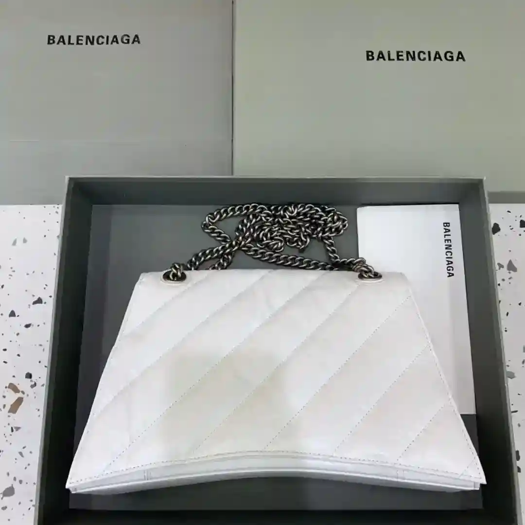 Image [2]-Medium White BALENCIAGA crush le plus parfumé sablier sac à chaîne 🛍 Le dernier Crush sac à chaîne matelassé a fait un début fort ! Hommage à la forme d'arc classique unique emblématique modélisation hautement reconnaissable à un coup d'œil laisser une personne brillante ah briser la forme de sac rigide traditionnelle Cuir doux Capacité multicouche Bretelles peuvent être commutés à volonté épaule crossbody méthode dos atmosphère décontractée style bienvenue lai 🉑 indépendamment des hommes et des femmes marée versatilité Sœurs rush rush ! Taille moyenne : bas longueur 31xhaut 20xlargeur 12cm-haut réplique sacs à main.