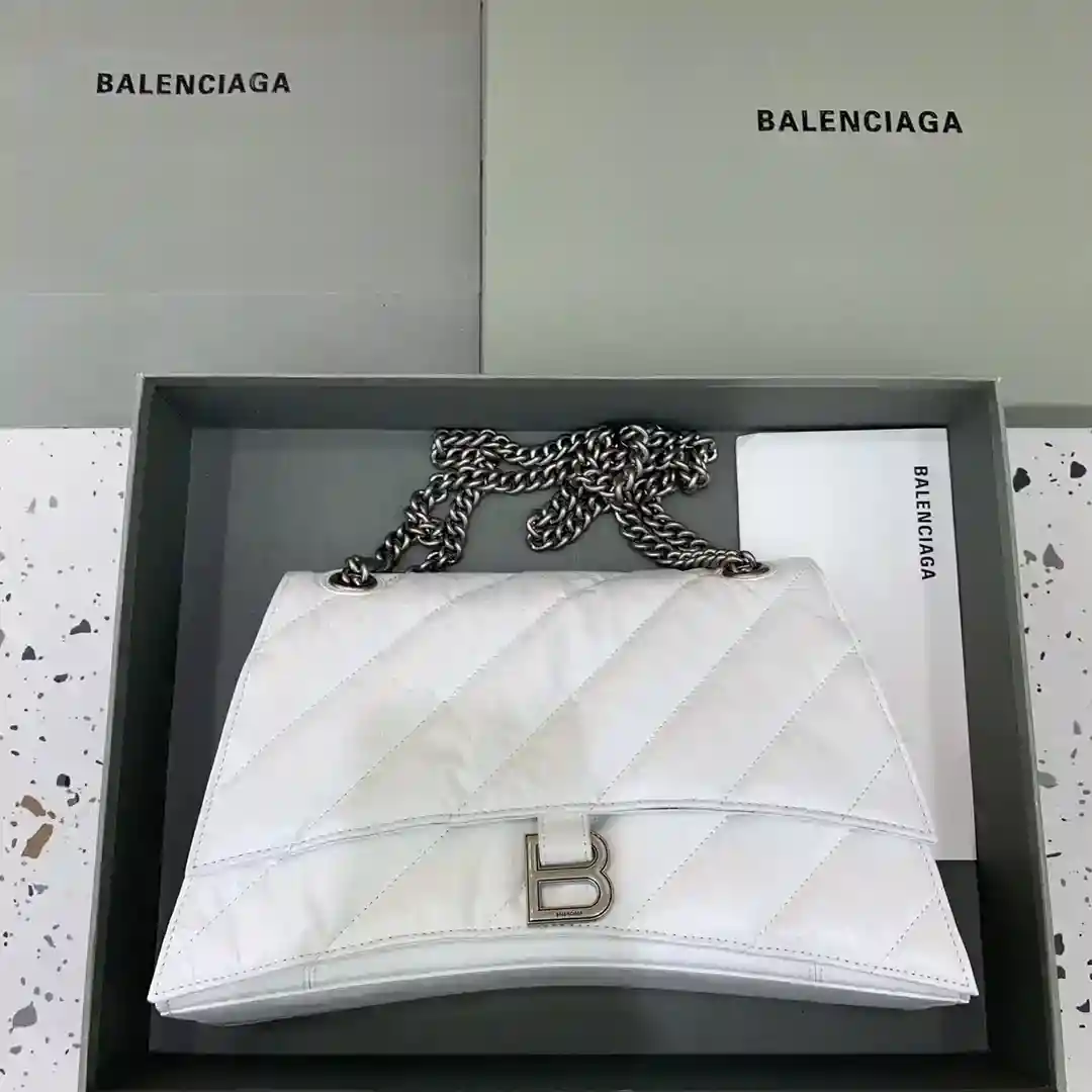 Medium White BALENCIAGA crush the most fragrant hourglass chain bag 🛍 The latest Crush quilted chain bag strong debut! Tribute to the classic unique iconic arc shape modeling highly recognizable at a glance let a person bright ah break the traditional stiff bag type Leather soft multi-layer capacity Shoulder straps can be switched at will shoulder crossbody back law casual atmospheric style welcome lai 🉑 regardless of men and women Tide versatility Sisters rush to rush! Medium size: bottom length 31xhigh 20xwidth 12cm-high replica handbags