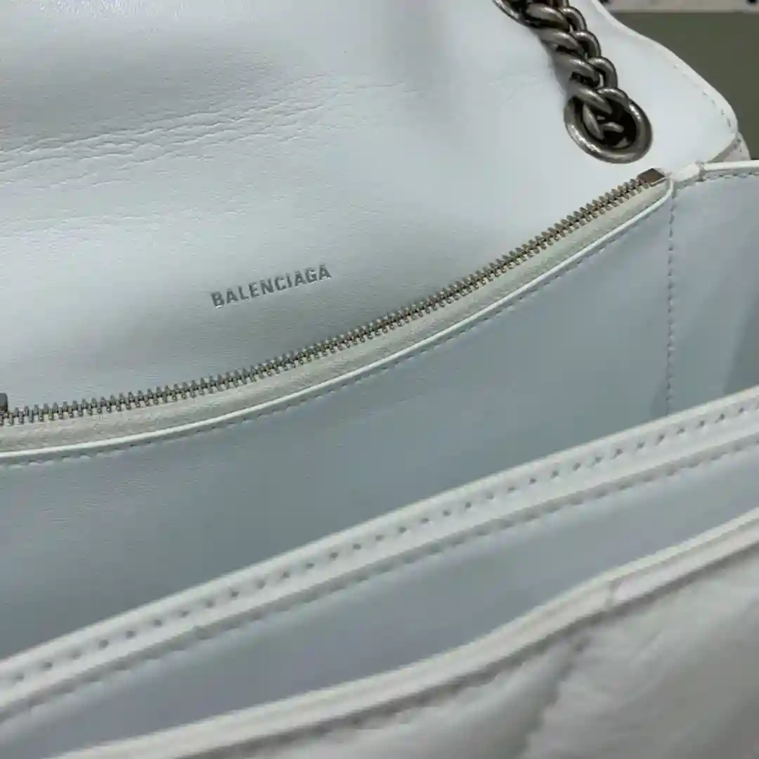 Image [8]- Medium White BALENCIAGA crush most fragrant hourglass chain bag 🛍 Le dernier Crush matelassé chain bag strong debut ! Hommage au classique unique forme d'arc iconique modélisation hautement reconnaissable à un coup d'œil laisser une personne brillante ah briser la forme de sac rigide traditionnelle Cuir doux Capacité multicouche Bretelles peuvent être commutés à volonté épaule crossbody méthode dos atmosphère décontractée style bienvenue lai 🉑 indépendamment des hommes et des femmes marée versatilité Sœurs rush rush ! Taille moyenne : bas longueur 31xhaut 20xlargeur 12cm-haut réplique sacs à main.