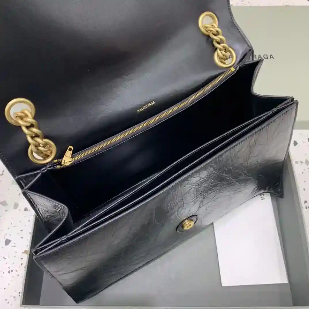 Image [7] - Large burst black 𝐁𝐚𝐥𝐞𝐧𝐜𝐢𝐚𝐠 Le sac à chaîne en sablier le plus parfumé de Crush 🛍Le dernier sac à chaîne matelassé de Crush fait une entrée remarquée ! Hommage à la forme d'arc classique unique emblématique modélisation hautement reconnaissable à un coup d'œil laisser une personne brillante ah briser la forme de sac rigide traditionnelle Cuir doux Capacité multicouche Les bretelles peuvent être commutées à volonté épaule méthode crossbody dos atmosphère décontractée style bienvenue lai 🉑 indépendamment des hommes et des femmes marée polyvalence Sœurs rush rush ! Grande taille : longueur du fond 40x largeur latérale 5x largeur du fond 11x hauteur 25cm-High Fake Bags.