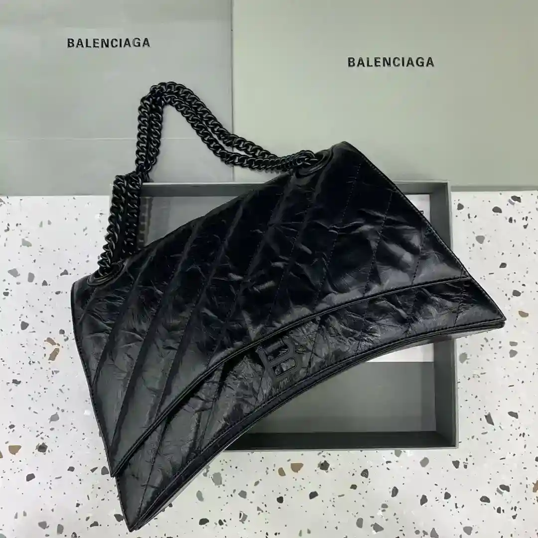 Grande preto 𝐁𝐚𝐥𝐞𝐧𝐜𝐢𝐚𝐠 esmagar a ampulheta mais perfumada Bolsa de corrente 🛍 A mais recente bolsa de corrente acolchoada Crush está a fazer uma forte estreia! Homenagem ao clássico e icônico modelo de forma de arco altamente reconhecível à primeira vista, deixe uma pessoa brilhante ah quebrar a forma de bolsa rígida tradicional Couro macio capacidade multicamadas As alças de ombro podem ser trocadas à vontade ombro crossbody de volta atmosfera casual estilo bem-vindo lai 🉑 independentemente da versatilidade da maré de homens e mulheres Irmãs apressadas! Tamanho grande: comprimento inferior 40x largura lateral 5x largura inferior 11x altura 25cm-Sacos falsos altos