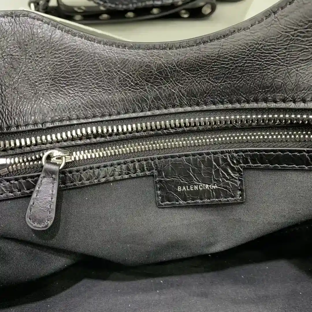 Foto [7]-Negro hebilla de plata 💙Balenciagα París más Neo cagole bolsa de motorista esta vez equipado con un corazón de amor pequeño espejo fresco valiente apariencia es un corazón dulce ♡ Llevar en puede mejorar toda el aura fácilmente guapo un lugar ah Sweetheart chica caliente debe entrar 🧏🏻‍♀️ modelo no; 6385151380Tamaño: L38.5xW17xH34cm-High Fake Bags