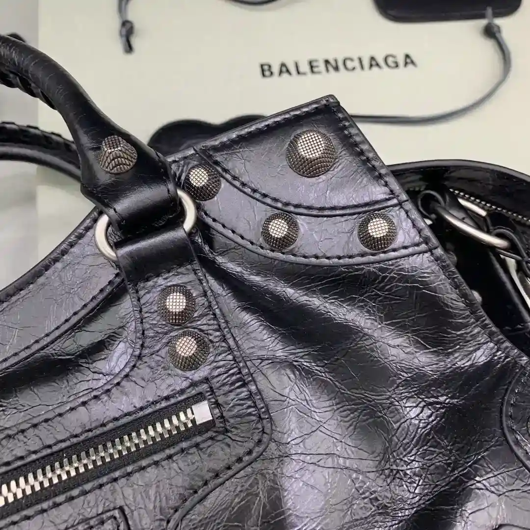 图片[5]-黑色银扣💙
Balenciagα巴黎最Neo cagole机车包
这次配备了爱心小镜子酷飒的外表下是一颗甜心♡ 拎上就能提升整个气场轻而易举的帅一地呀甜心辣妹必入🧏🏻‍♀️
款号；6385151380
尺寸：长38.5x宽17x高34cm-高仿包包