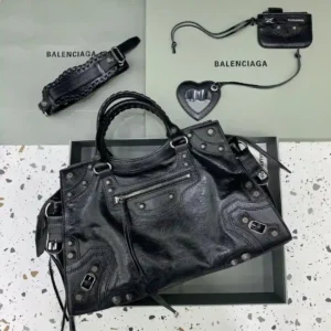 黑色银扣💙
Balenciagα巴黎最Neo cagole机车包
这次配备了爱心小镜子酷飒的外表下是一颗甜心♡ 拎上就能提升整个气场轻而易举的帅一地呀甜心辣妹必入🧏🏻‍♀️
款号；6385151380
尺寸：长38.5x宽17x高34cm-高仿包包