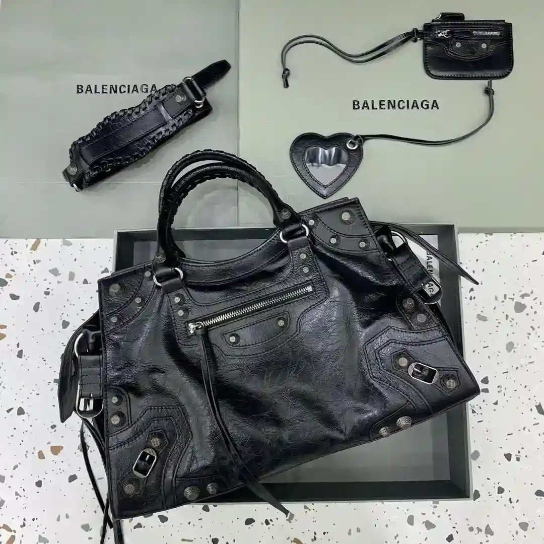 Negro hebilla de plata 💙 Balenciag α París más Neo cagole bolsa de motorista esta vez equipado con un corazón de amor pequeño espejo apariencia valiente fresco es un corazón dulce ♡ Llevar en puede mejorar toda el aura fácilmente guapo un lugar ah sweetie chica caliente debe introducir 🧏🏻‍♀️ número de modelo; 6385151380Tamaño: L38.5xW17xH34cm-High Fake Bags