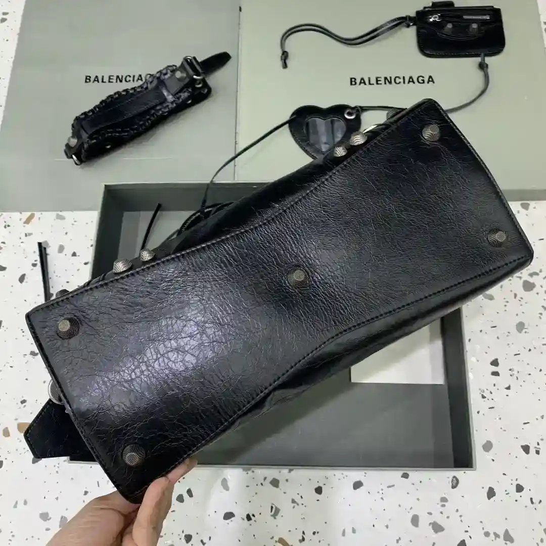 Imagen [4]-Negro hebilla de plata 💙Balenciagα París más Neo cagole bolsa de motorista esta vez equipado con un corazón de amor pequeño espejo fresco valiente apariencia es un corazón dulce ♡ Llevar en puede mejorar toda el aura fácilmente guapo un lugar ah Sweetheart chica caliente debe entrar 🧏🏻‍♀️ modelo no; 6385151380Tamaño: L38.5xW17xH34cm-High Fake Bags