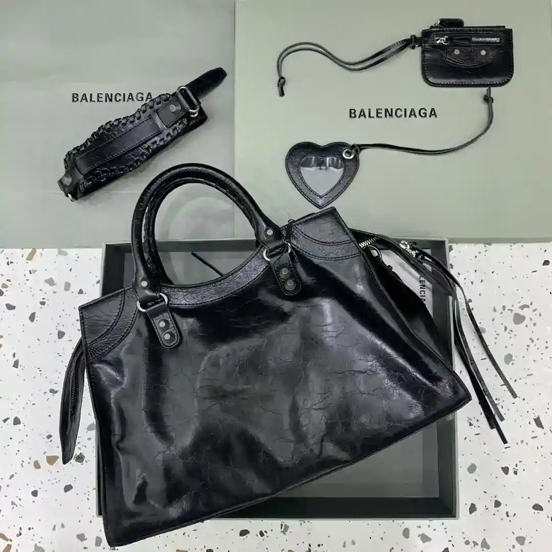 写真[2]-ブラックシルバーバックル💙Balenciagαパリで最もネオcagoleバイカーバッグ今回は愛のハートを装備小さなミラークールな勇敢な外観は恋人です♡キャリングオンは、簡単に全体のオーラを高めることができます♡ああ恋人ホットな女の子が入力する必要があります場所🧏🏻‍♀️ モデル番号；6385151380サイズ：L38.5xW17xH34cm-ハイフェイクバッグ