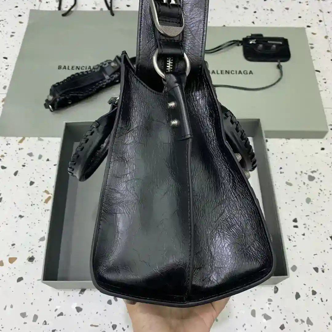 Imagem [3]-Fivela de prata preta 💙Balenciagα Paris mais Neo cagole bolsa de motociclista desta vez equipado com um coração de amor pequeno espelho aparência valente legal é um amor ♡ Carregando pode melhorar toda a aura facilmente bonito um lugar ah Sweetheart garota quente deve entrar 🧏🏻‍♀️ modelo no; 6385151380 Tamanho: L38.5xW17xH34cm-Sacos falsos altos