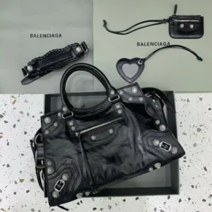 ブラックダイヤモンドバックル💙 Balenciag αパリ最もネオcagoleバイカーバッグ今回装備ラブハート小さなミラークールな勇ましい外観は恋人です♡キャリーオンは簡単に全体のオーラを高めることができますハンサムな場所ああスウィーティーホットガールを入力する必要があります🧏🏻‍♀️ モデル番号；6385151480サイズ：L38.5xW17xH34cm-ハイフェイクバッグ