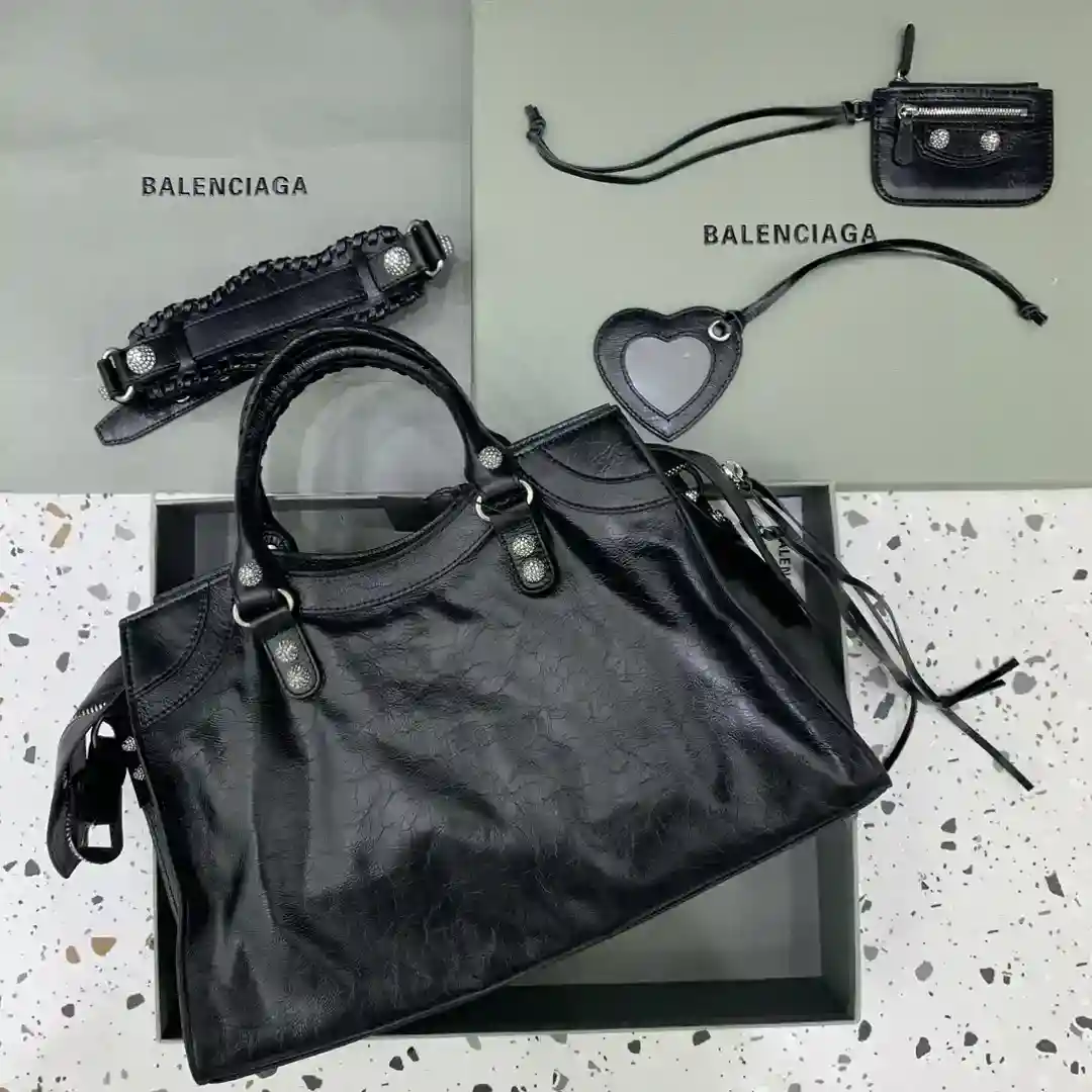 Imagem [2]-Fivela de diamante negro 💙Balenciagα Paris mais Neo cagole saco de motociclista desta vez equipado com um coração de amor pequeno espelho aparência valente legal é um amor ♡ Carregando pode melhorar toda a aura facilmente bonito um lugar ah Sweetheart garota quente deve entrar 🧏🏻‍♀️ modelo no; 6385151480Tamanho: L38.5xW17xH34cm-Sacos falsos altos