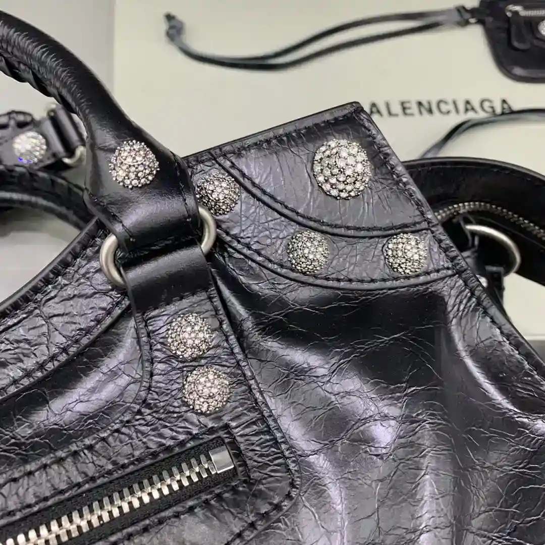 Imagem [5]-Fivela de diamante preto 💙Balenciagα Paris mais Neo cagole saco de motociclista desta vez equipado com um coração de amor pequeno espelho aparência valente legal é um amor ♡ Carregando pode melhorar toda a aura facilmente bonito um lugar ah Sweetheart garota quente deve entrar 🧏🏻‍♀️ modelo no; 6385151480Tamanho: L38.5xW17xH34cm-Sacos falsos altos