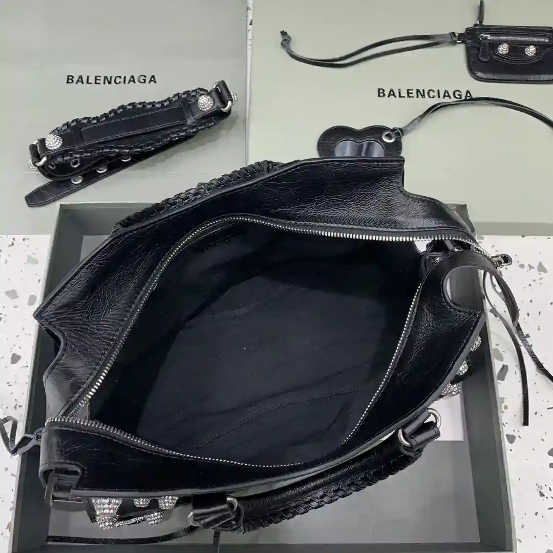 Imagem [6]-Fivela de diamante preto 💙Balenciagα Paris mais Neo cagole bolsa de motociclista desta vez equipado com um coração de amor pequeno espelho aparência valente legal é um amor ♡ Carregando pode melhorar toda a aura facilmente bonito um lugar ah Sweetheart garota quente deve entrar 🧏🏻‍♀️ modelo no; 6385151480 Tamanho: L38.5xW17xH34cm-Sacos falsos altos